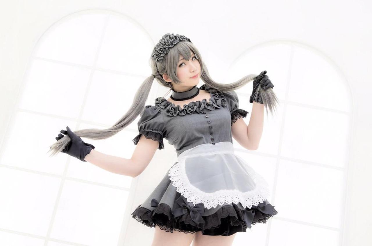 えなこEnako双手拉起双马尾站姿