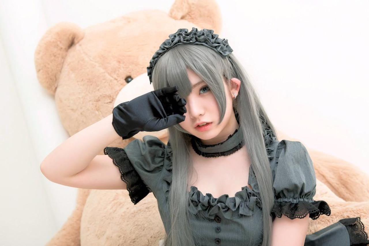 えなこEnako右手遮住右眼坐在泰迪熊旁 上半身