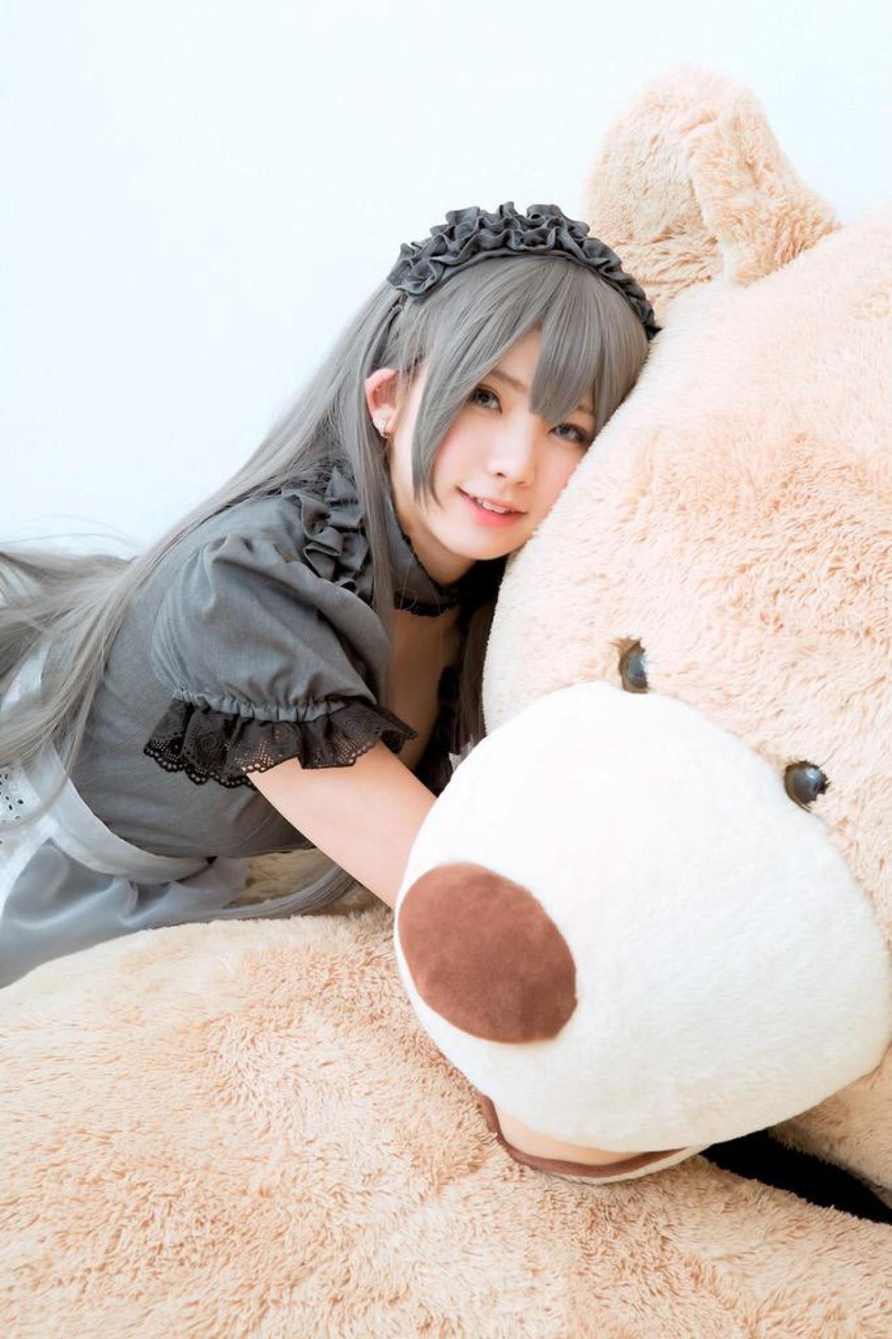 えなこEnako怀抱泰迪熊，扒在大熊身上