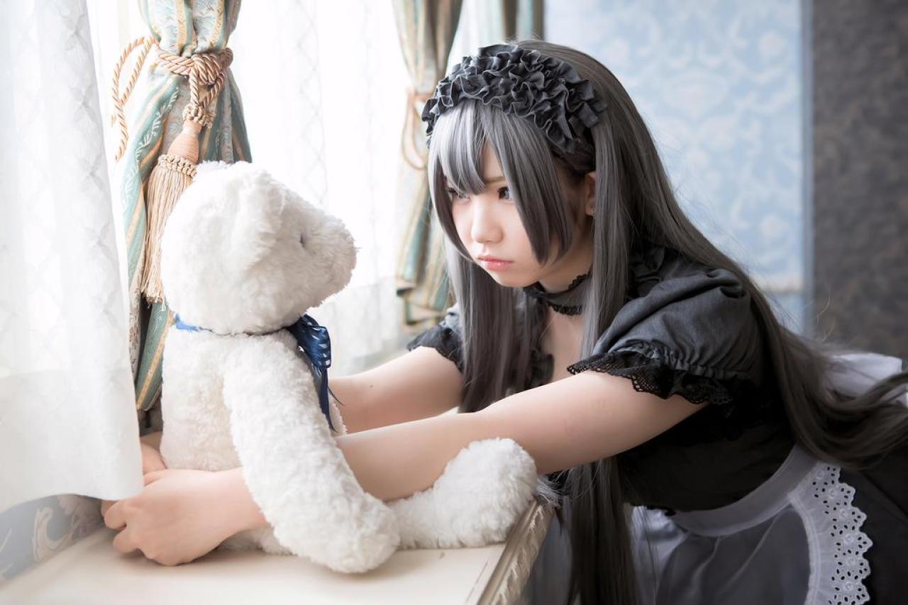 えなこEnako双手怀抱小熊，扒在窗台，嘟嘴对视卖萌