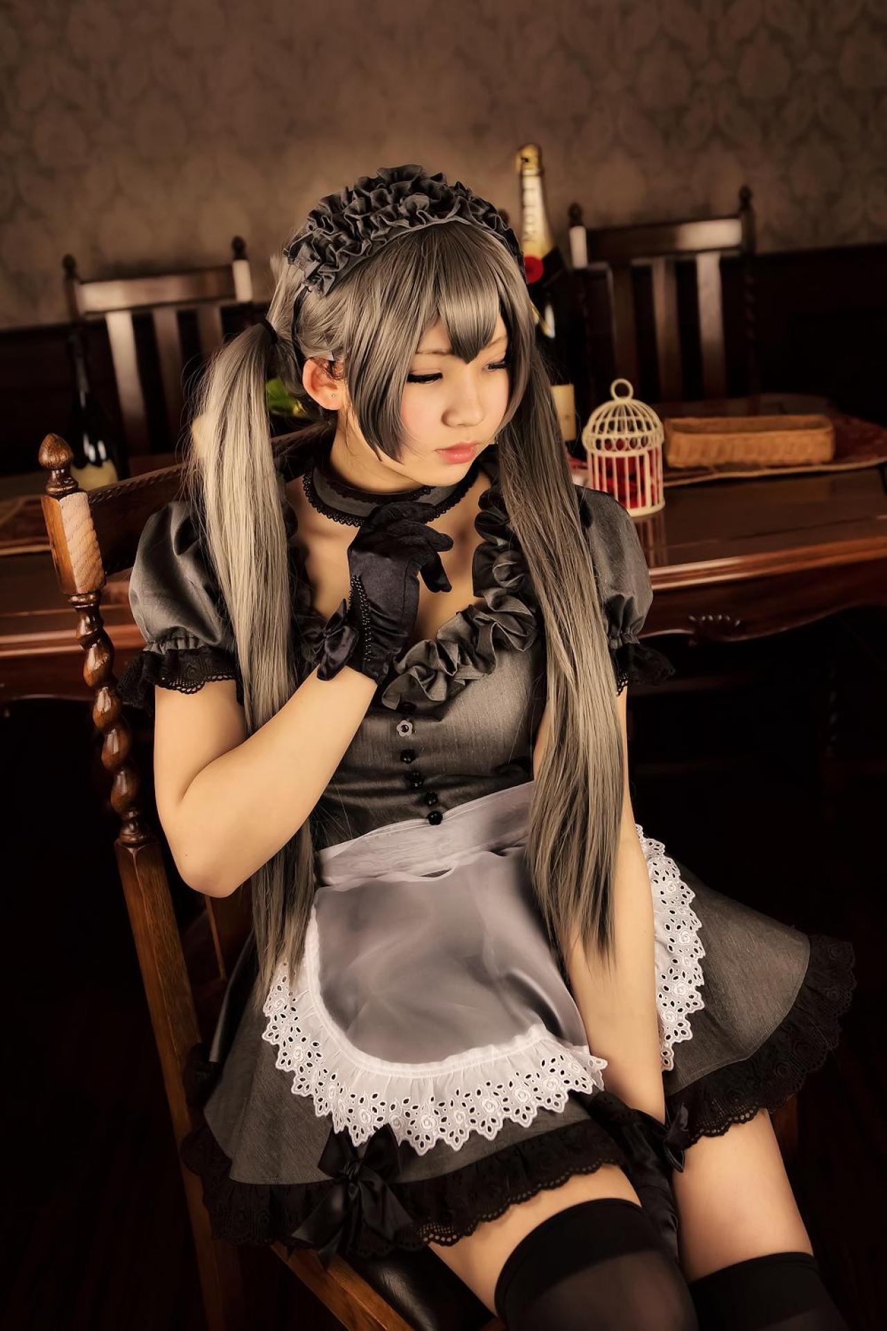 えなこEnako披着双马尾坐在餐桌前，颔首垂眉 宫廷古典风格