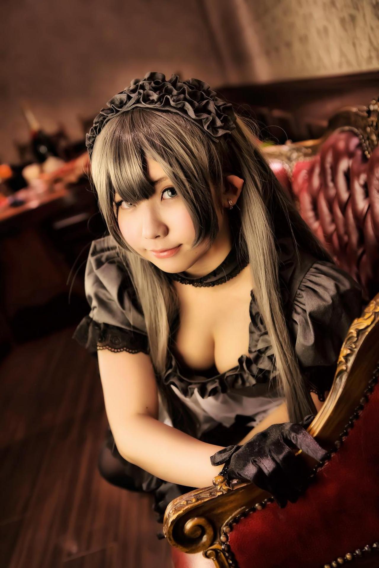 えなこEnako扒在红椅的扶手上 宫廷古典风格