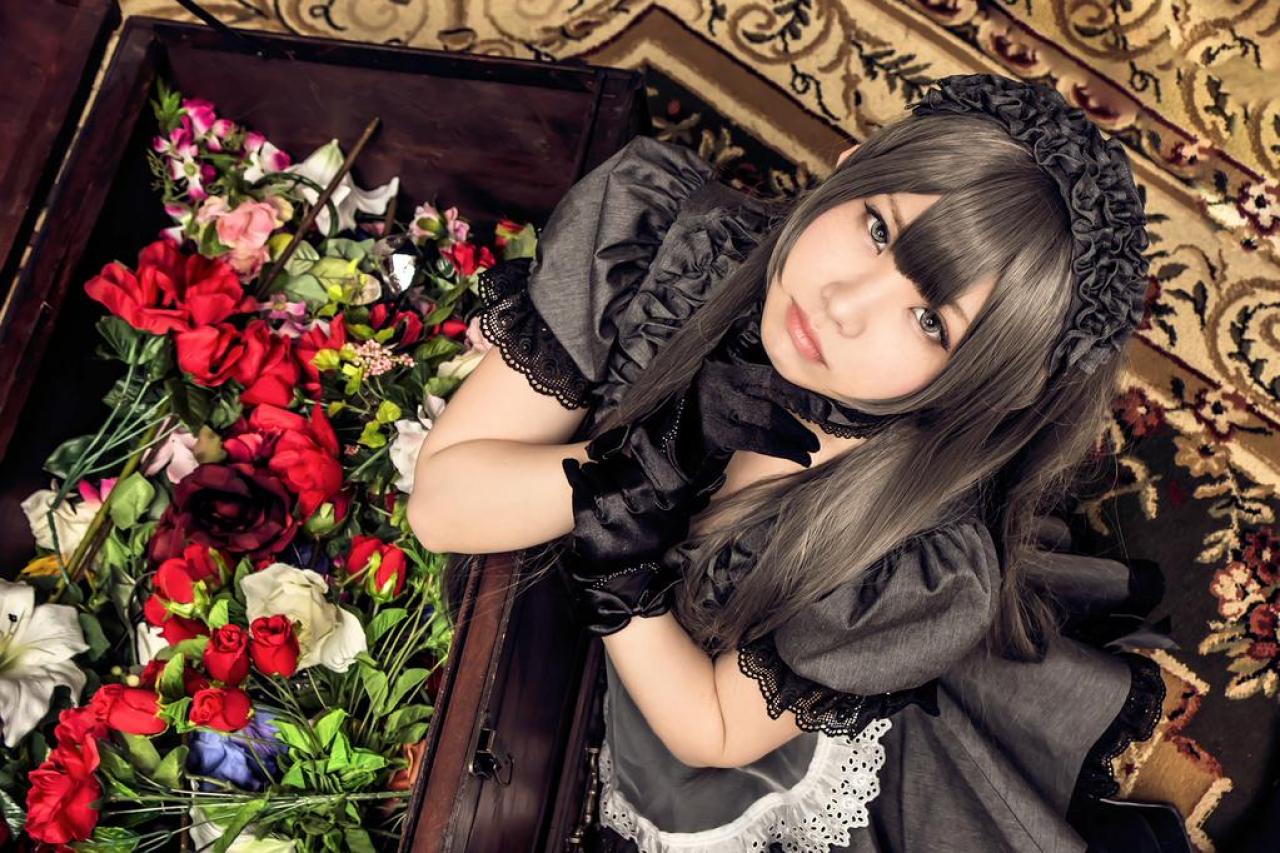 えなこEnako跪着双手扒在花箱旁 俯拍 宫廷古典风格