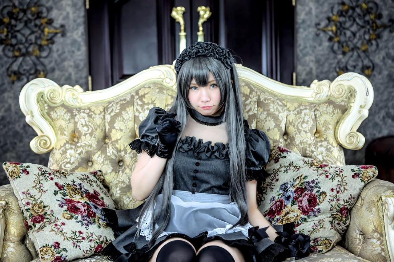 えなこEnako坐在沙发上，抬起右手 宫廷古典风格