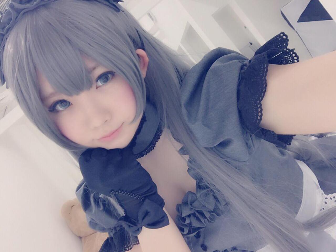 えなこEnako右手轻抵下巴，披肩银发女仆装自拍