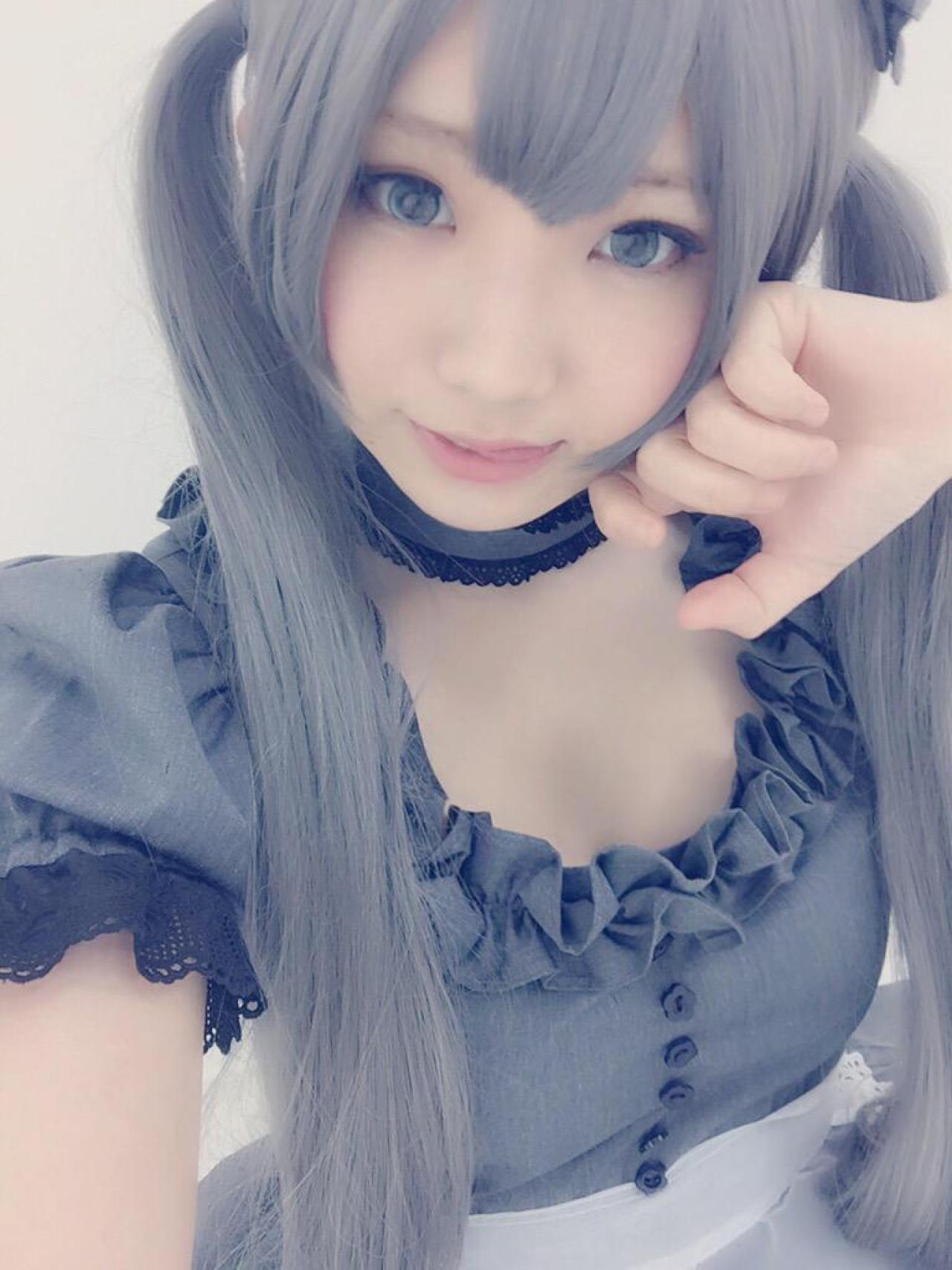 えなこEnako吐舌卖萌，双马尾银发女仆装自拍