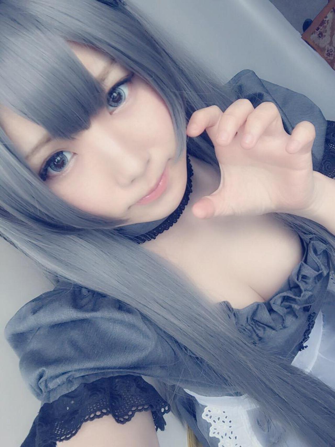 えなこEnako左手作猫爪，披肩银发女仆装自拍