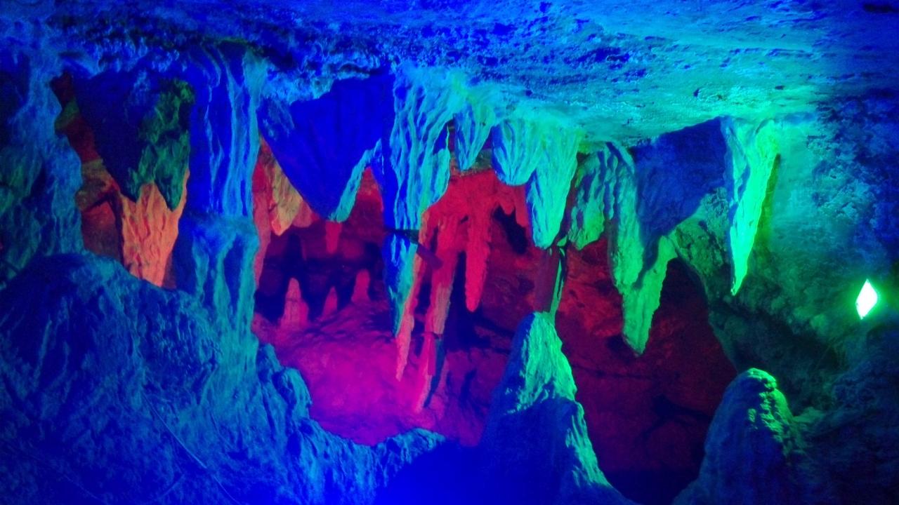 蓝色灯光下溶洞里钟乳石和石笋素材