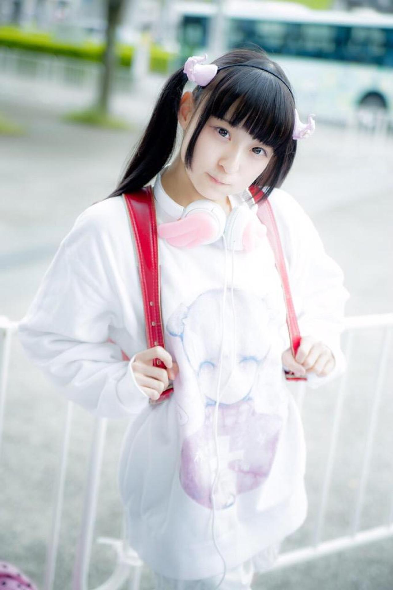 猫守ざーにゃ双手挎着双肩包的肩带，嘟嘴卖萌站姿