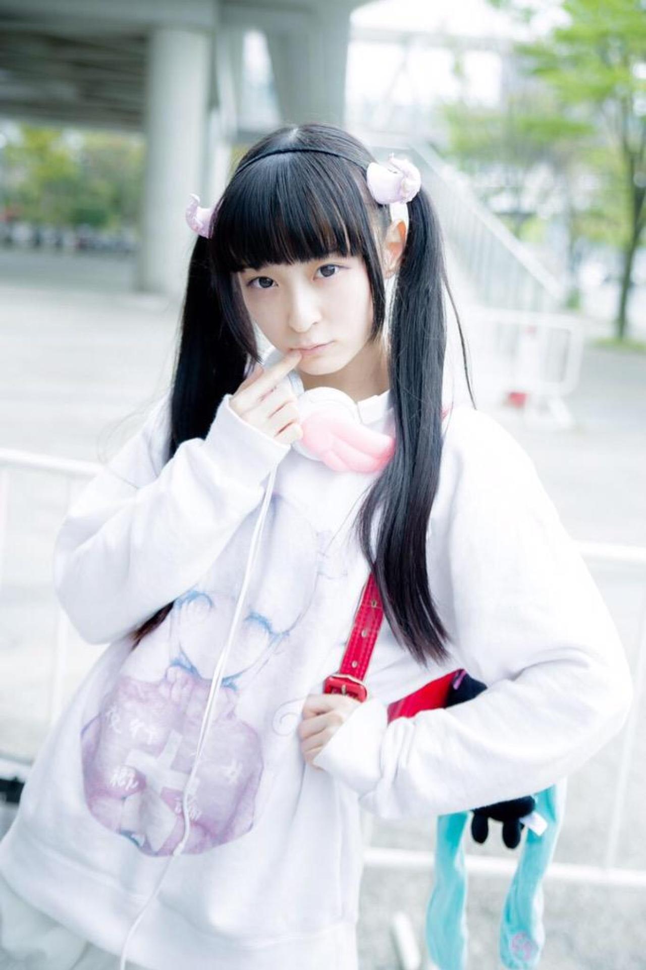 猫守ざーにゃ左手叉腰，右手食指轻抵嘴唇的站姿