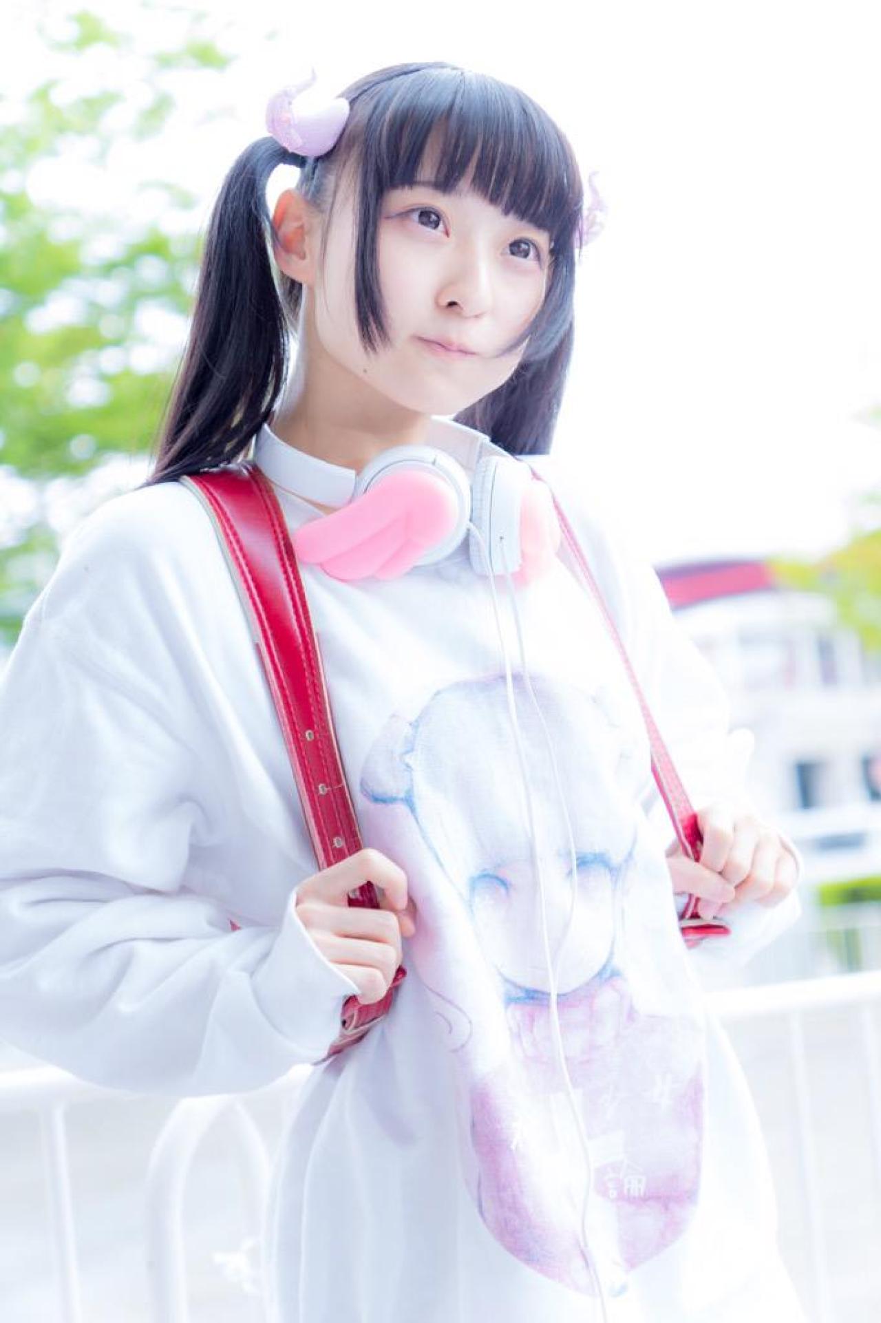 猫守ざーにゃ双手挎着双肩包的肩带，抿嘴卖萌站姿 3/4侧面