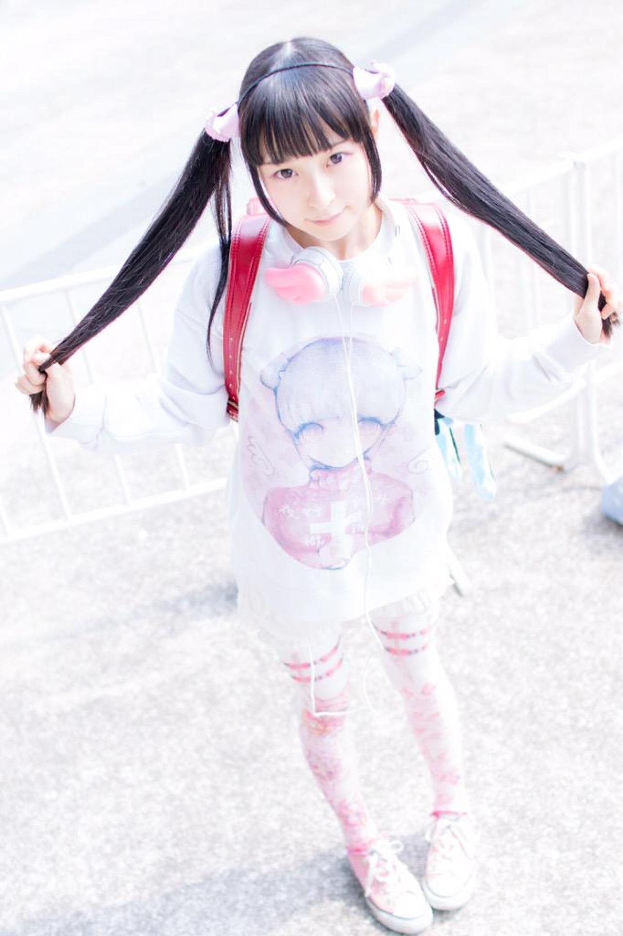 猫守ざーにゃ双手拉着双马尾站在栏杆旁