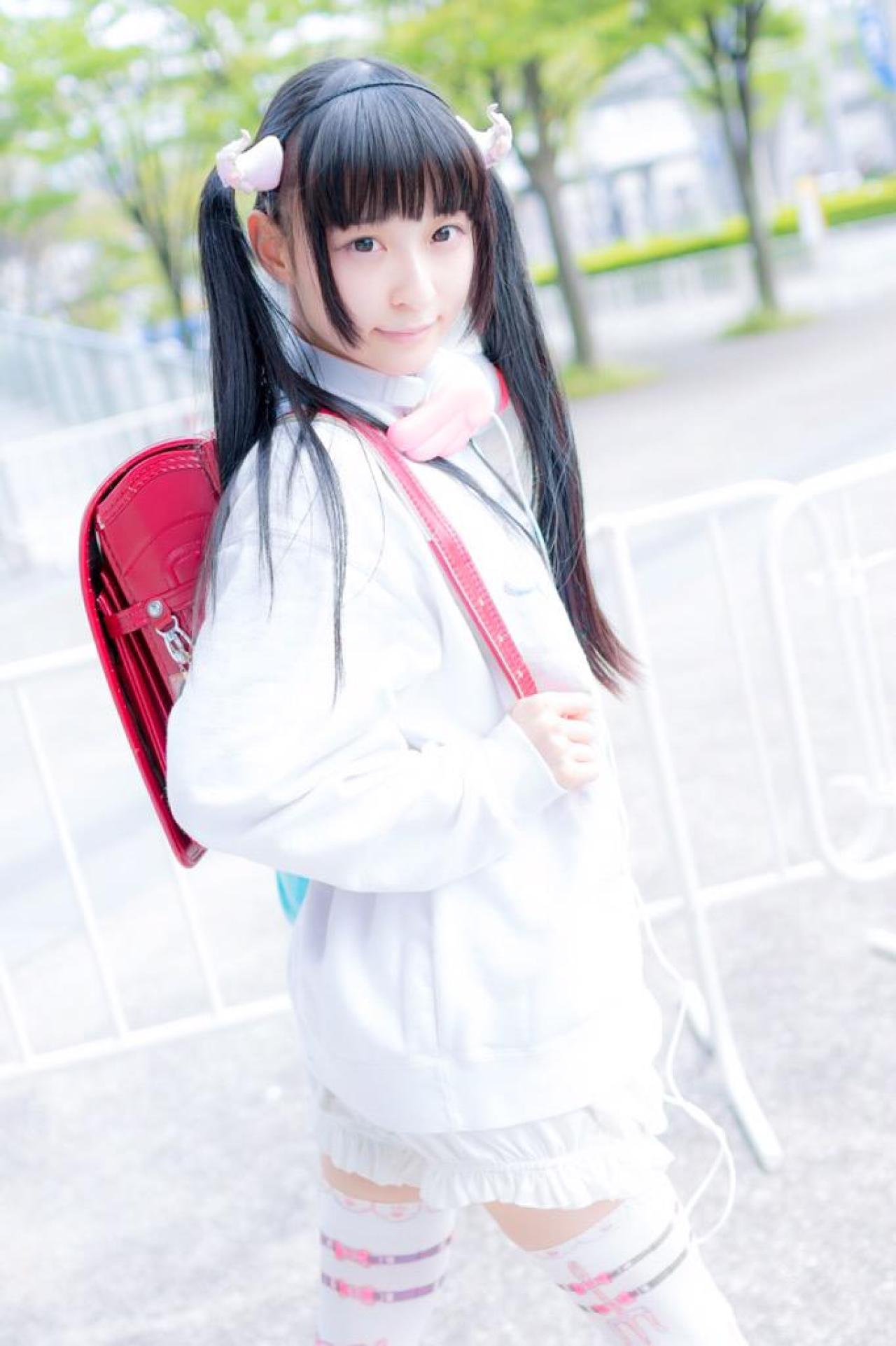 猫守ざーにゃ双手挎着双肩包的肩带 侧面站姿