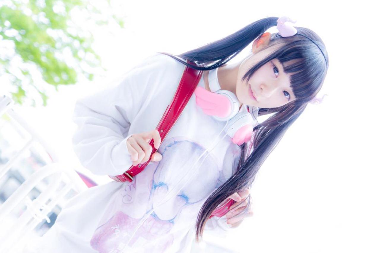 猫守ざーにゃ双手挎着双肩包站在栏杆前 仰拍