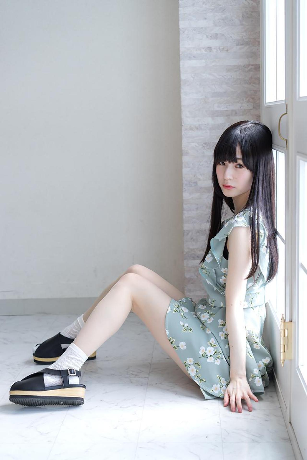 近衛りこ双手撑地，坐在落地窗前，靠在窗框上，侧面