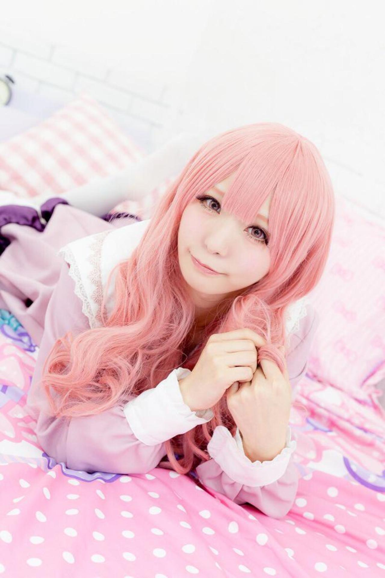 茉夏扮袴田日向扒在床上，双手捏着发梢