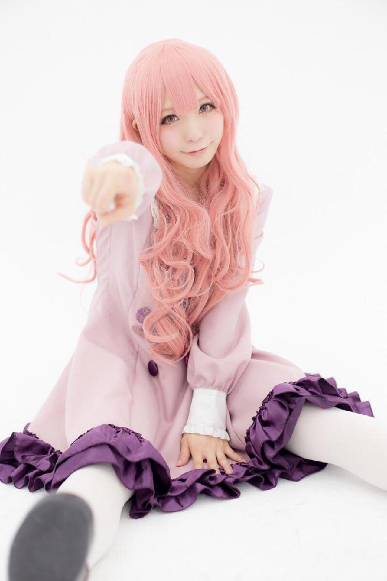 茉夏扮袴田日向坐在地上，左手撑地，右手伸出食指指向镜头