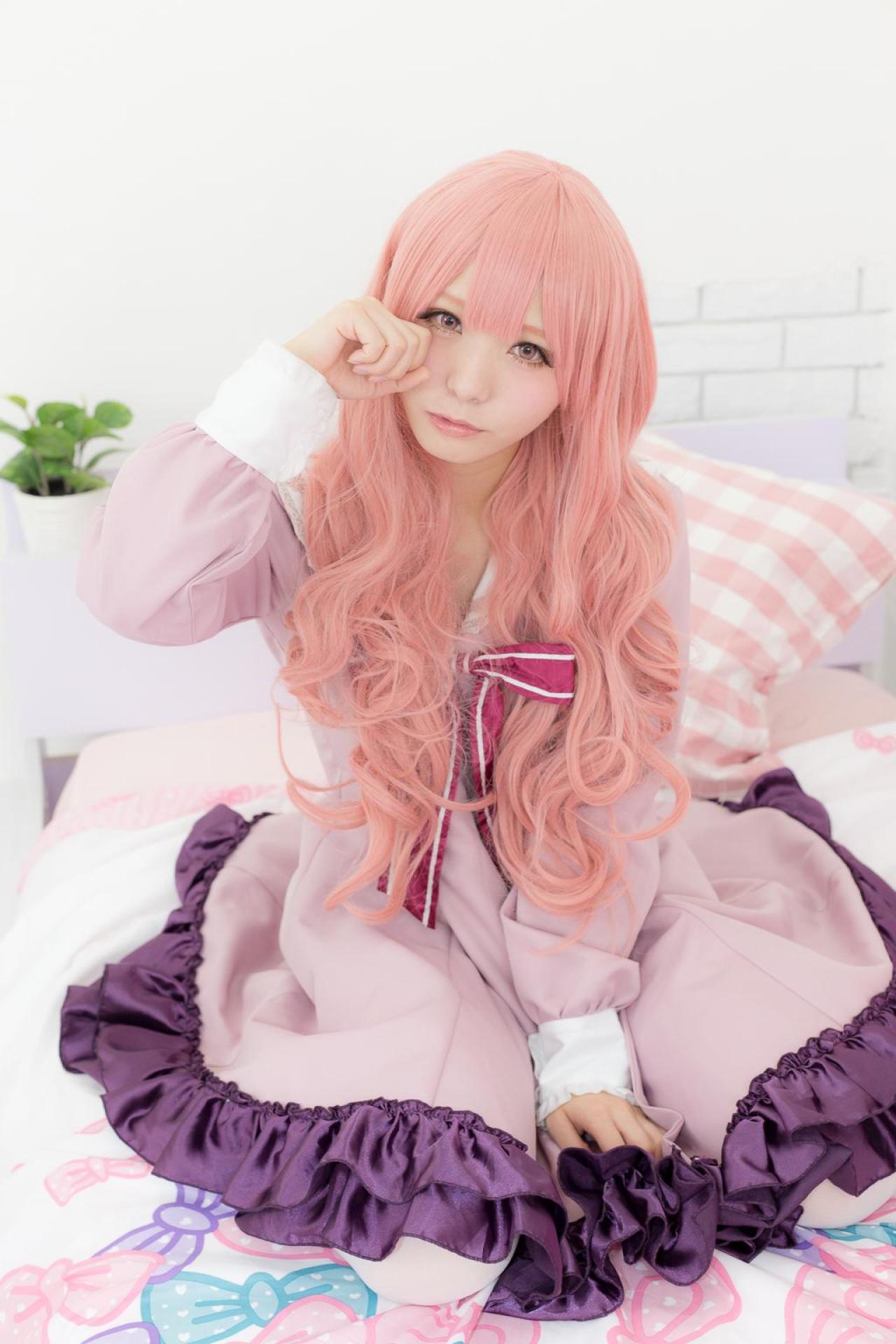 茉夏扮袴田日向跪在床上，左手撑在裙摆上，右手揉眼睛，作快哭了神情卖萌