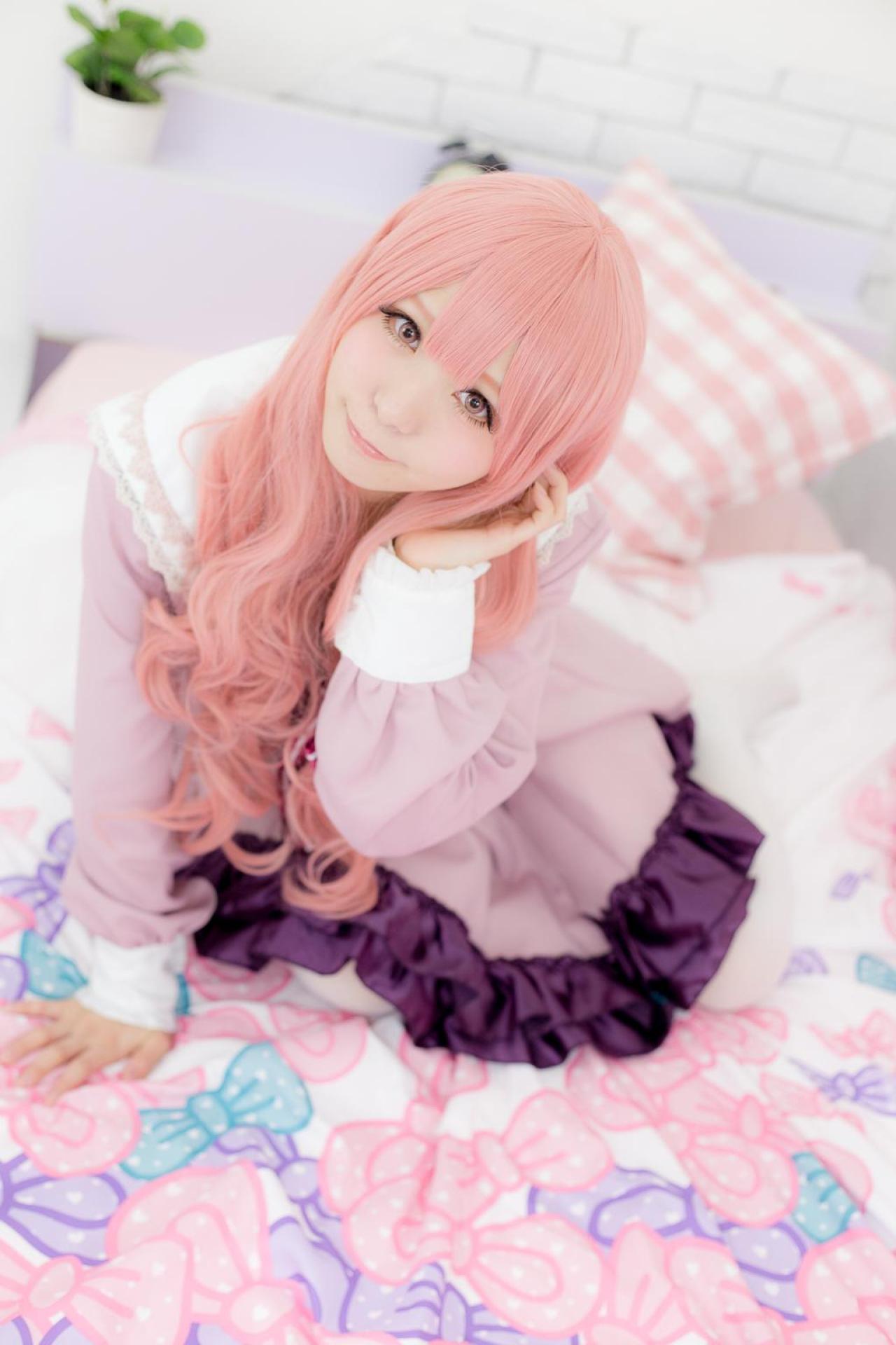 茉夏扮袴田日向跪在床上，右手撑着床面，向左歪着头，左手扶着脸颊