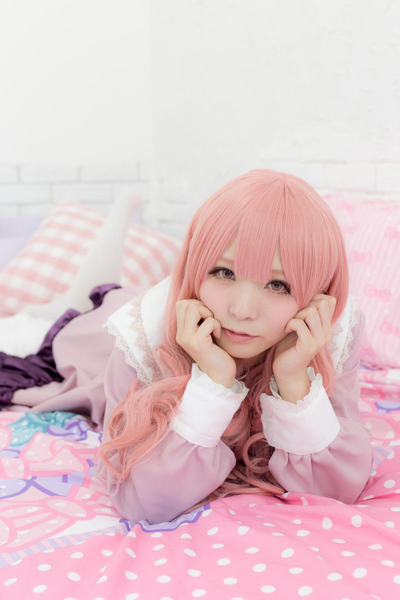 茉夏扮袴田日向扒在床上，双手捧脸