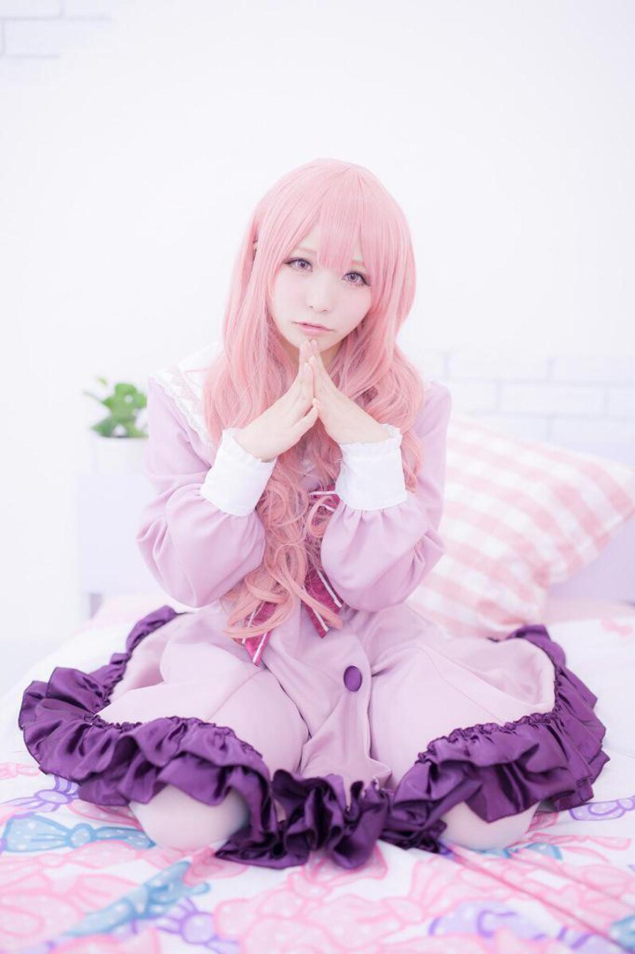 茉夏扮袴田日向跪在床上，双手五指相抵放在下巴前