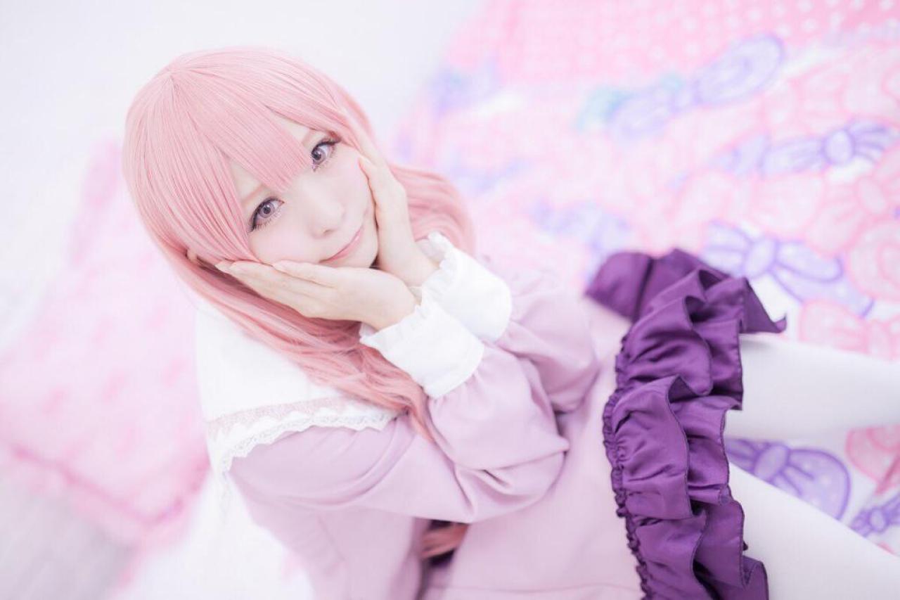 茉夏扮袴田日向坐在床上，双手捧脸撑在膝盖的裙摆上