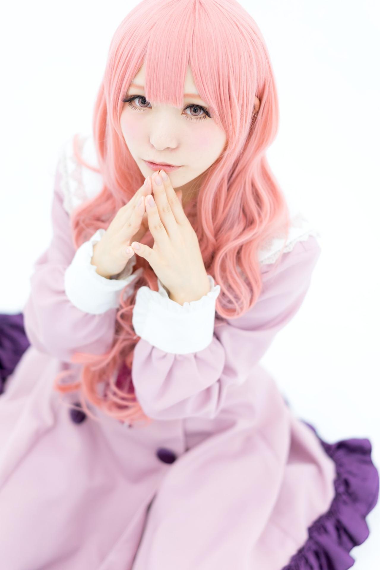 茉夏扮袴田日向坐在地上，双手五指相抵 3/4侧面