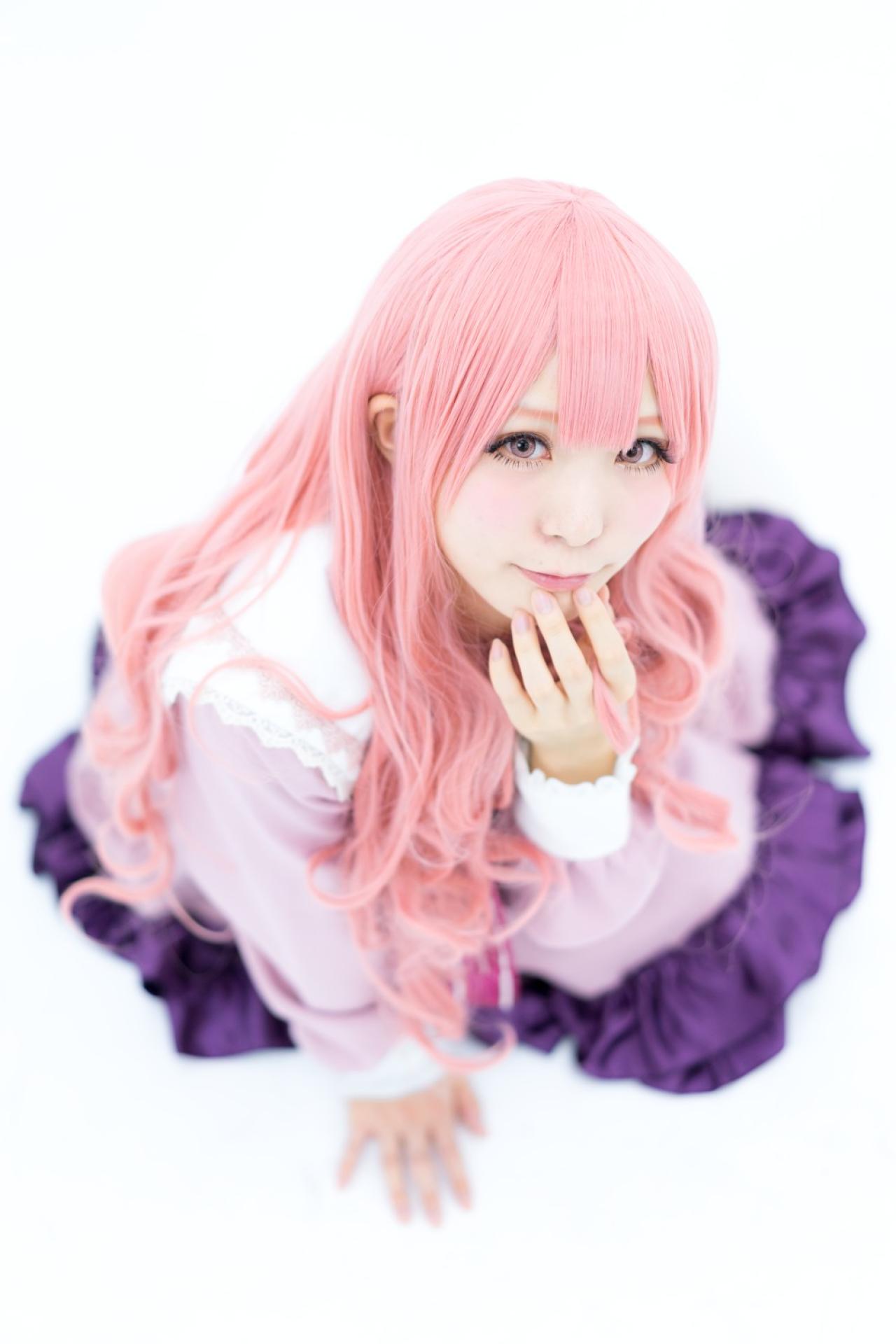 茉夏扮袴田日向跪在地上，前倾上身，右手扶地，左手五指轻扶下巴