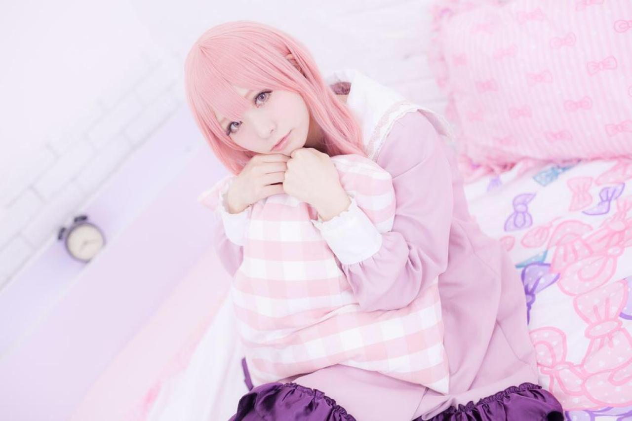 茉夏扮袴田日向双手怀抱枕头，坐在床上