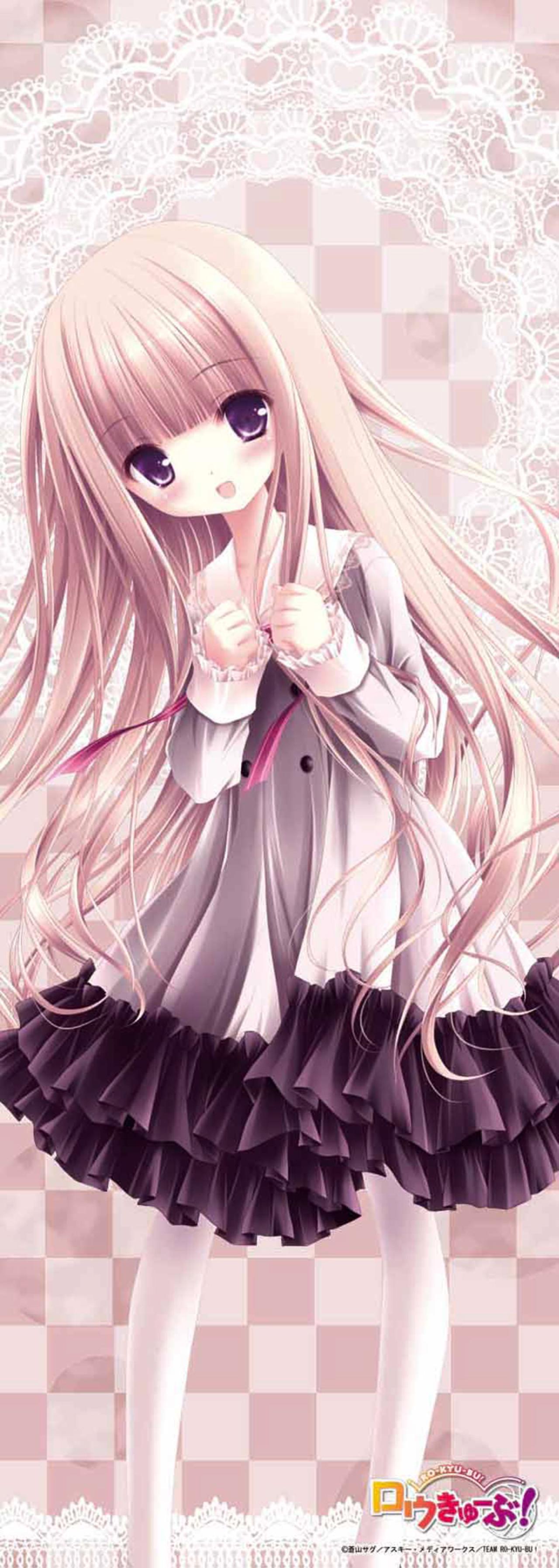 穿着紫色连衣裙的萝球社！等身大抱枕正面图中的袴田日向 来源：presepe.jp 抱枕制作：キャラアニ 版权：蒼山サグ/アスキー・メディアワークス/TEAM RO-KYU-BU！