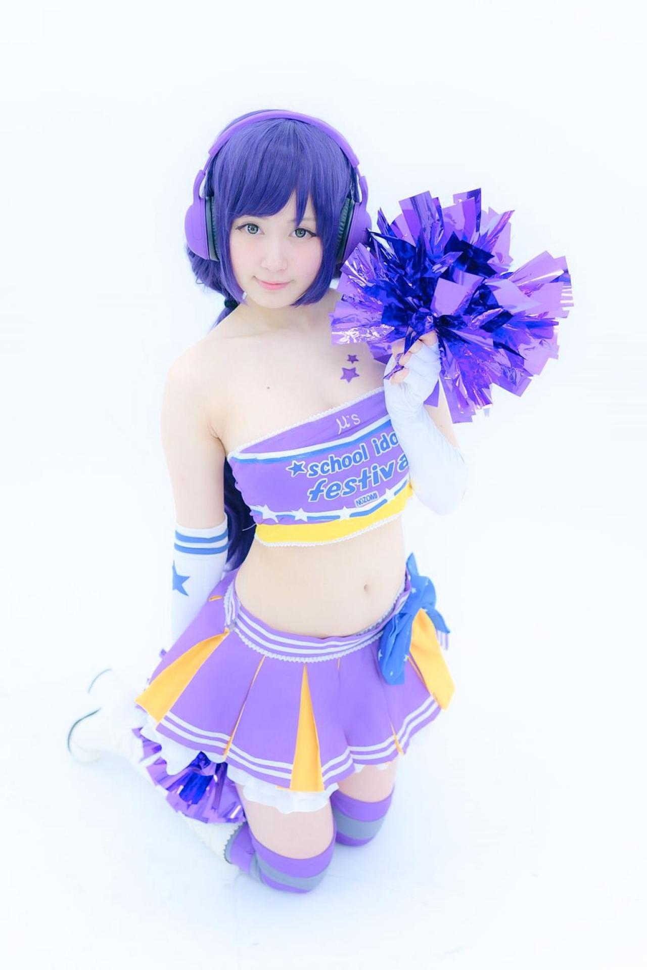 御伽ねこむ扮东条希右手拿着拉拉队花球，左手放在身后，跪在地上