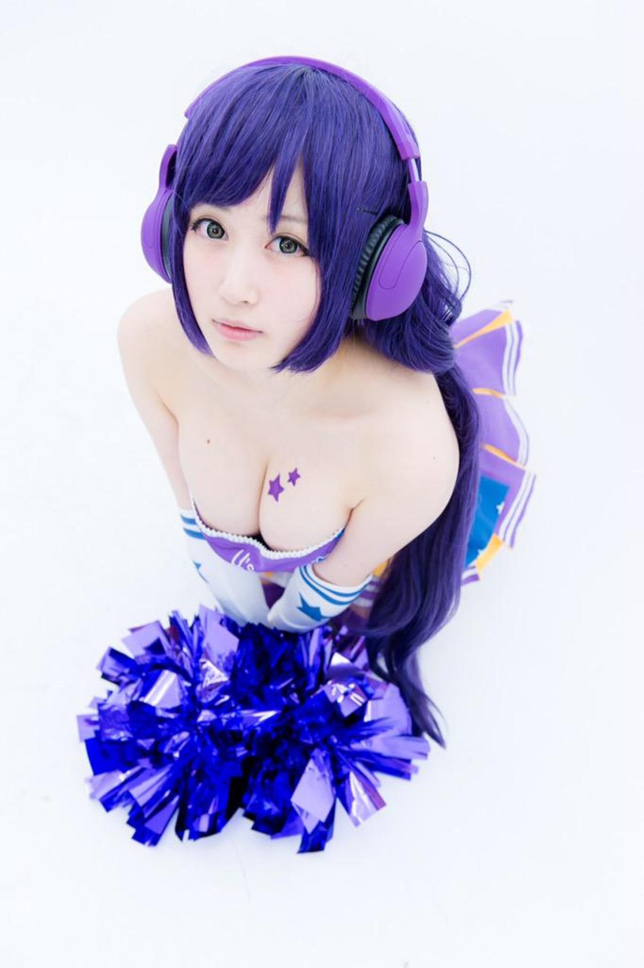 御伽ねこむ扮东条希双手叠放在地上，趴姿