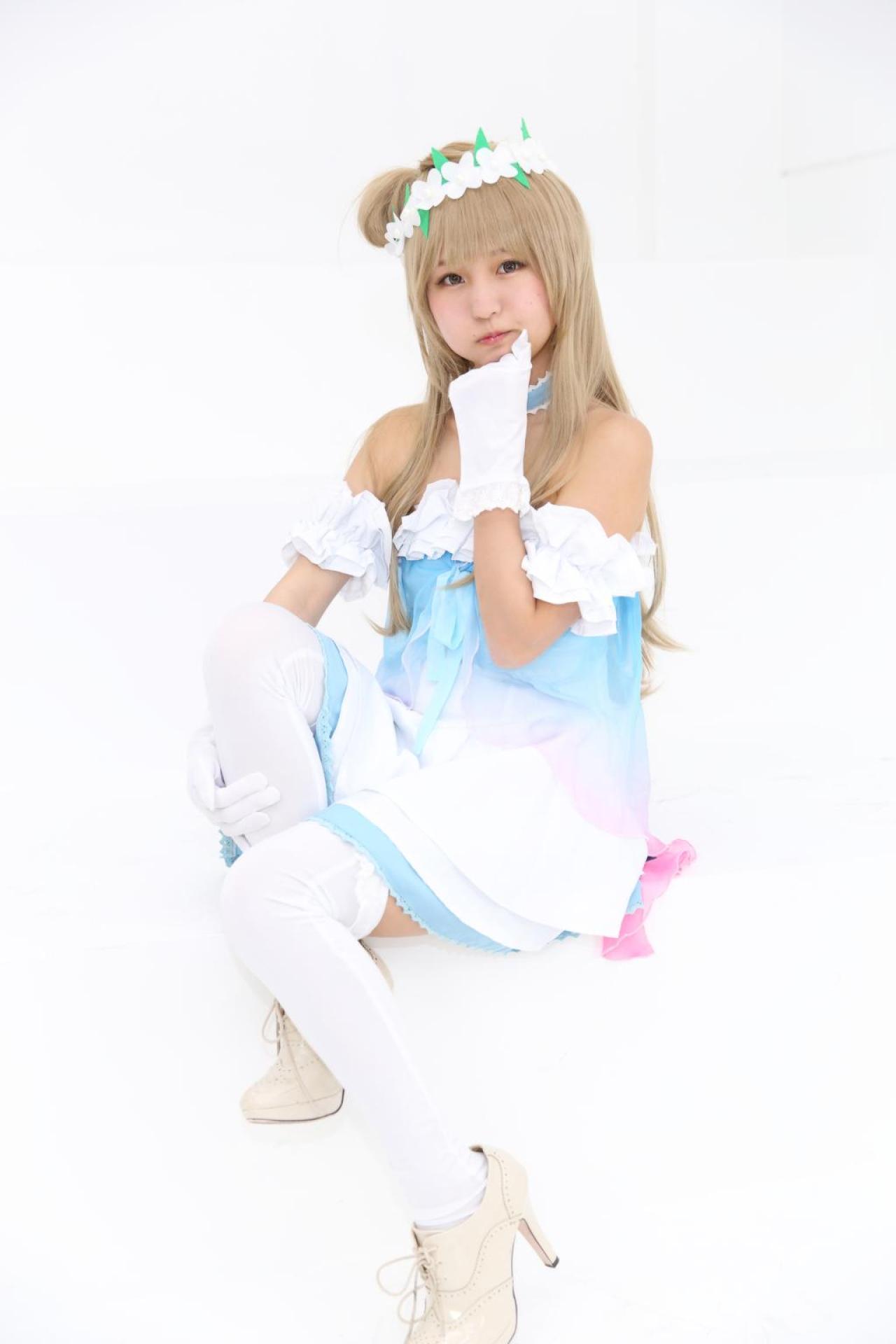 あんにゅい豆腐扮南小鸟嘟嘴卖萌 3/4侧面坐姿