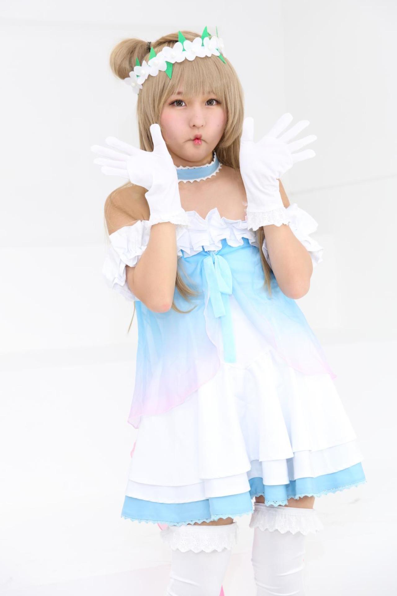 あんにゅい豆腐扮南小鸟五指张开放在脸颊两侧，嘟嘴卖萌 正面站姿