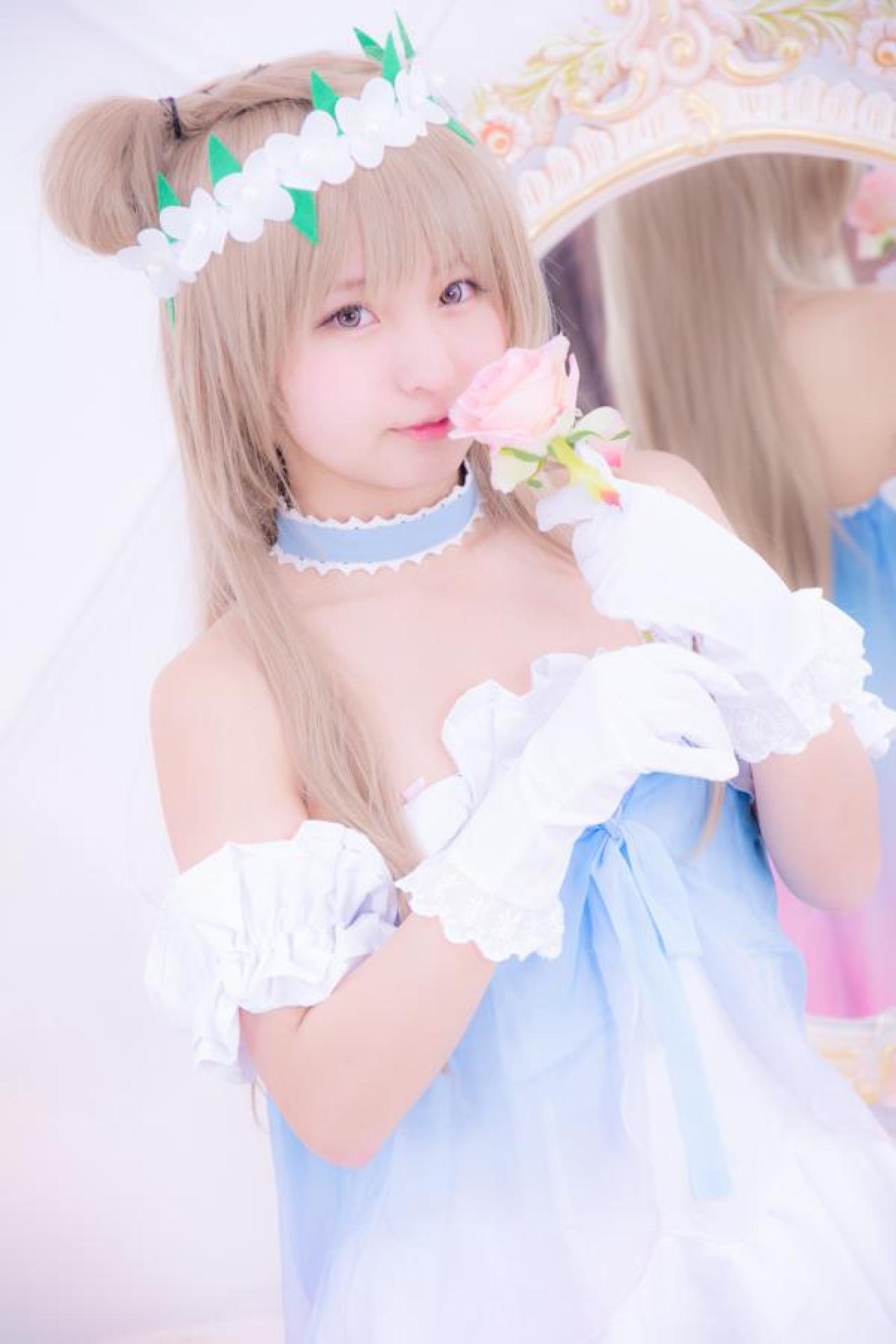 あんにゅい豆腐扮南小鸟双手持粉玫瑰花站在梳妆镜前