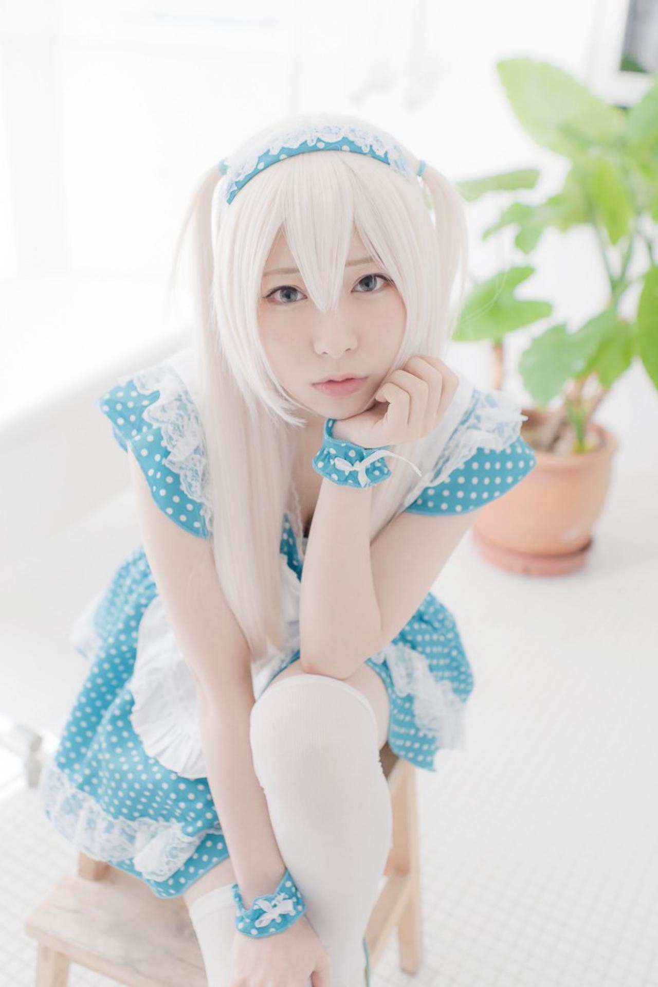 まゆふぁむ坐在椅子上，左手捧着脸