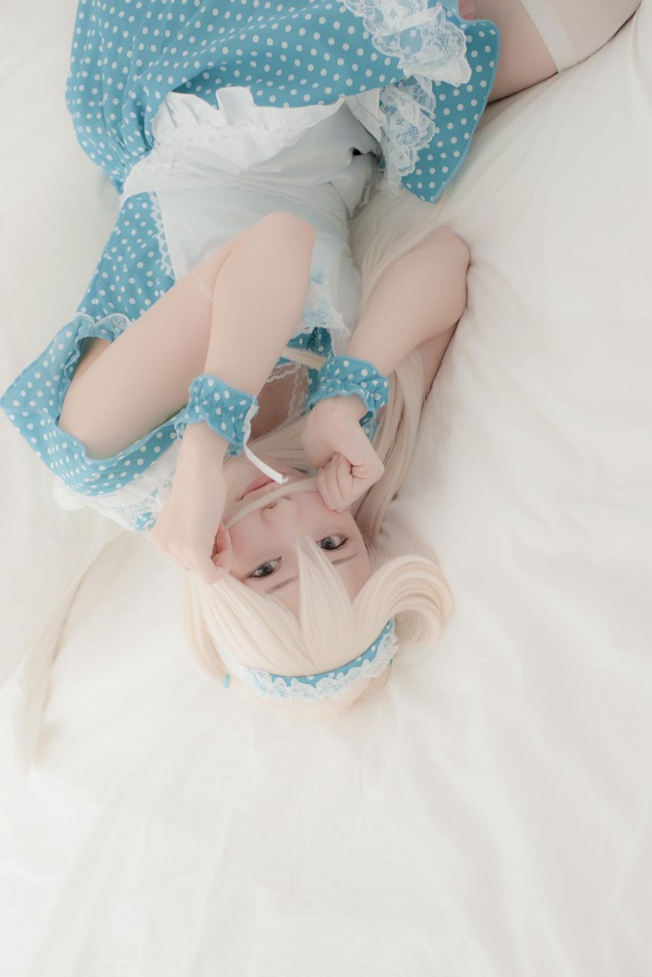 まゆふぁむ躺在床上，俯拍