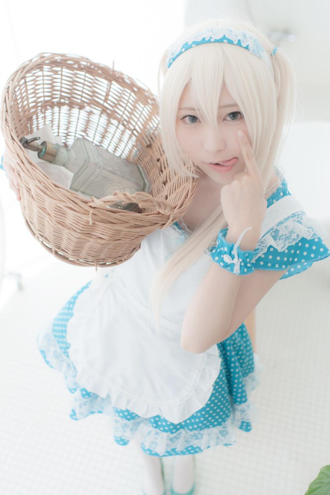 まゆふぁむ抱着蓝子，戳脸吐舌头卖萌 站姿