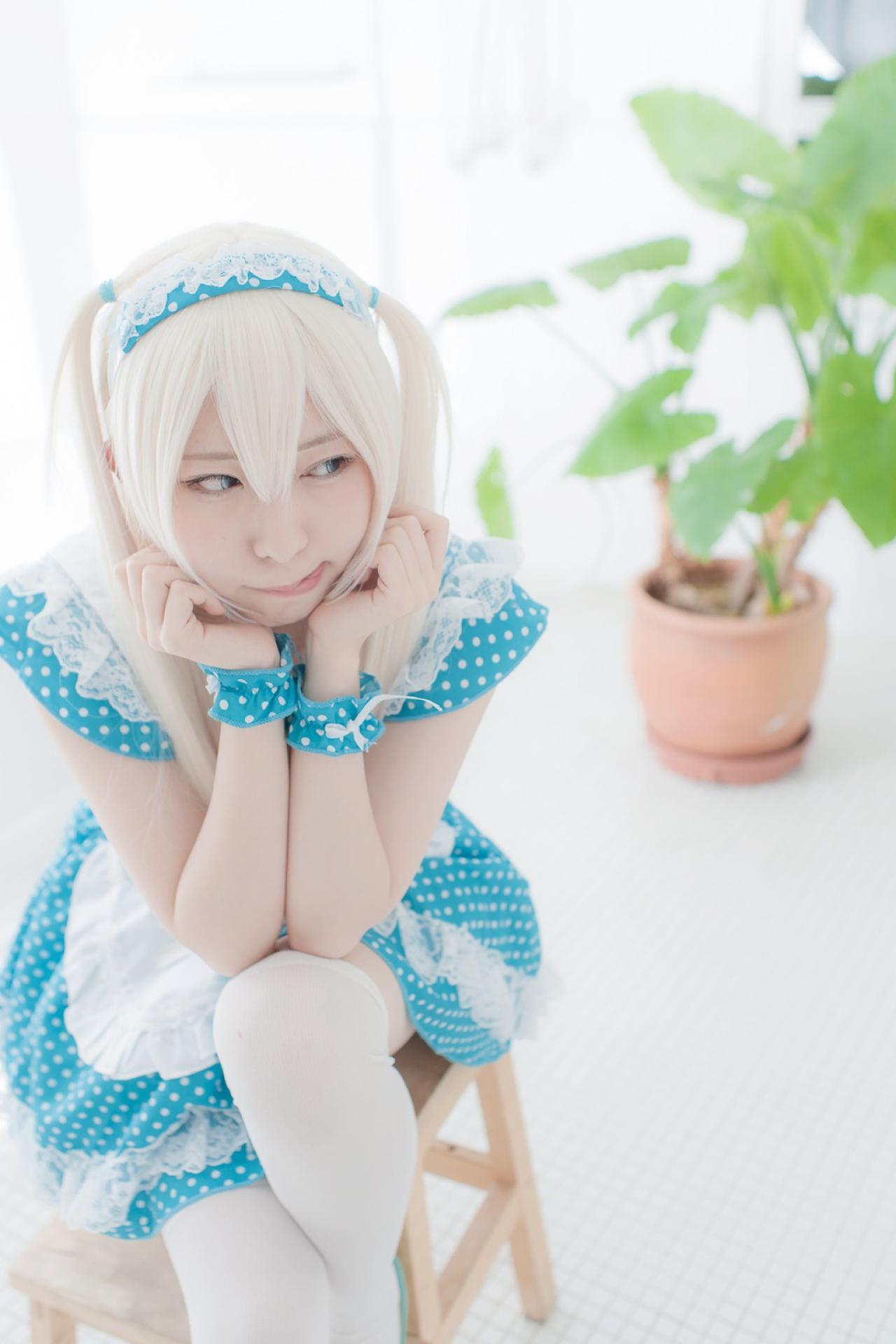 まゆふぁむ双手捧脸坐在凳子上，侧目而视