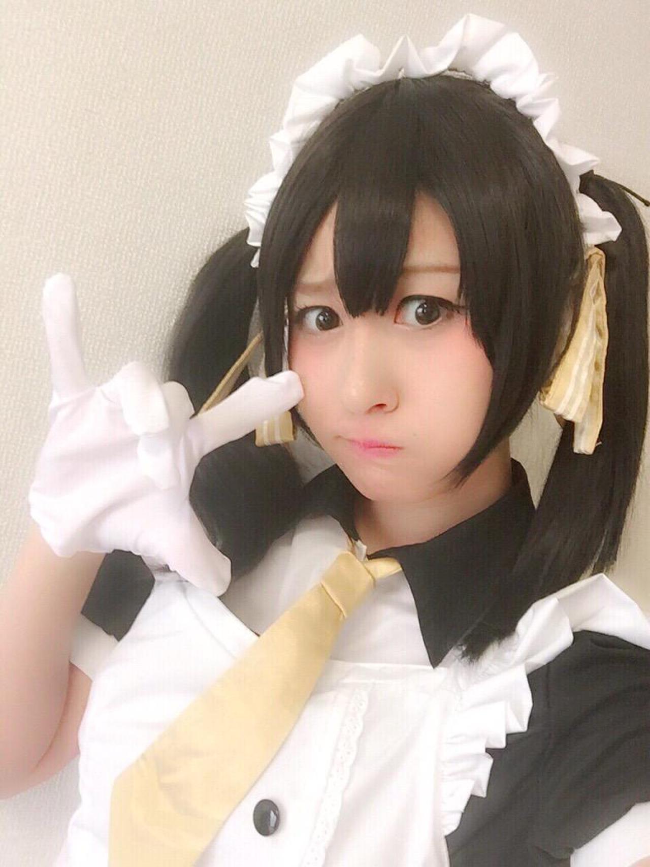 きなぎ扮矢泽妮可作ILOVEYOU手势，嘟嘴卖萌自拍