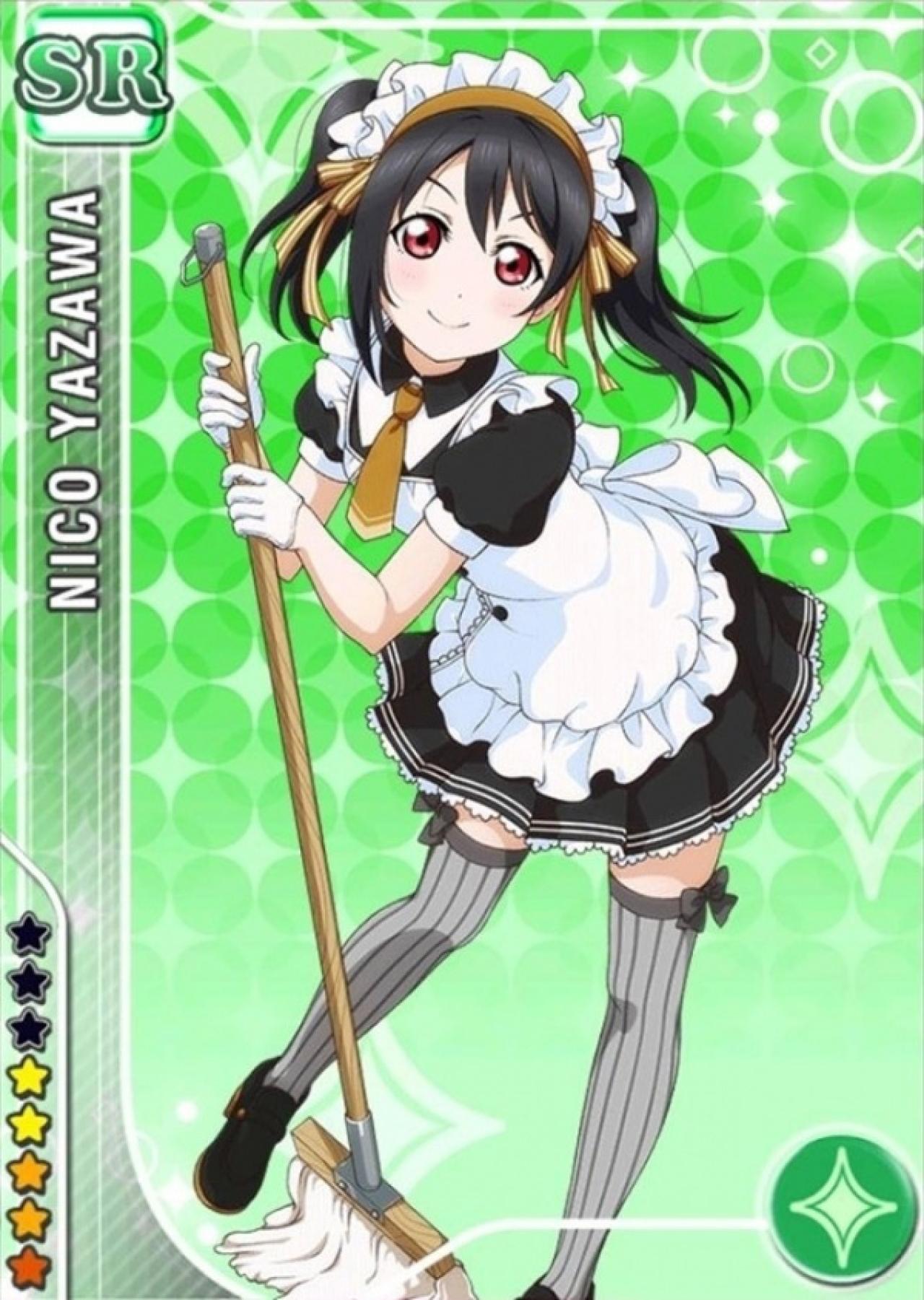 Love Live!学园偶像祭编号407觉醒前SR卡牌中，矢泽妮可在咖啡馆拿着扫帚的领带女仆装形象