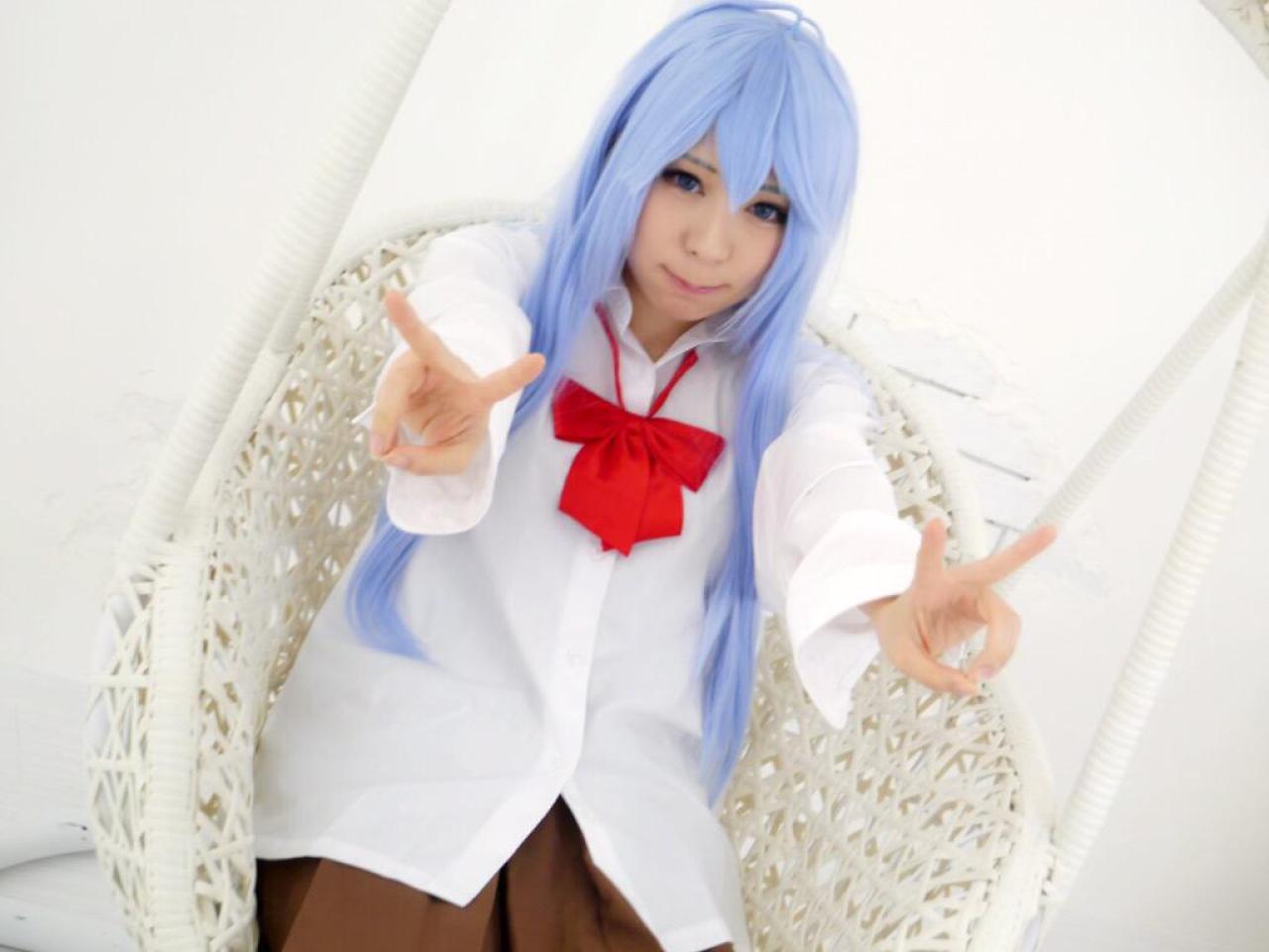 まゆふぁむ扮藤和艾莉欧坐在篮子里，双手作剪刀手，抿嘴卖萌 横幅