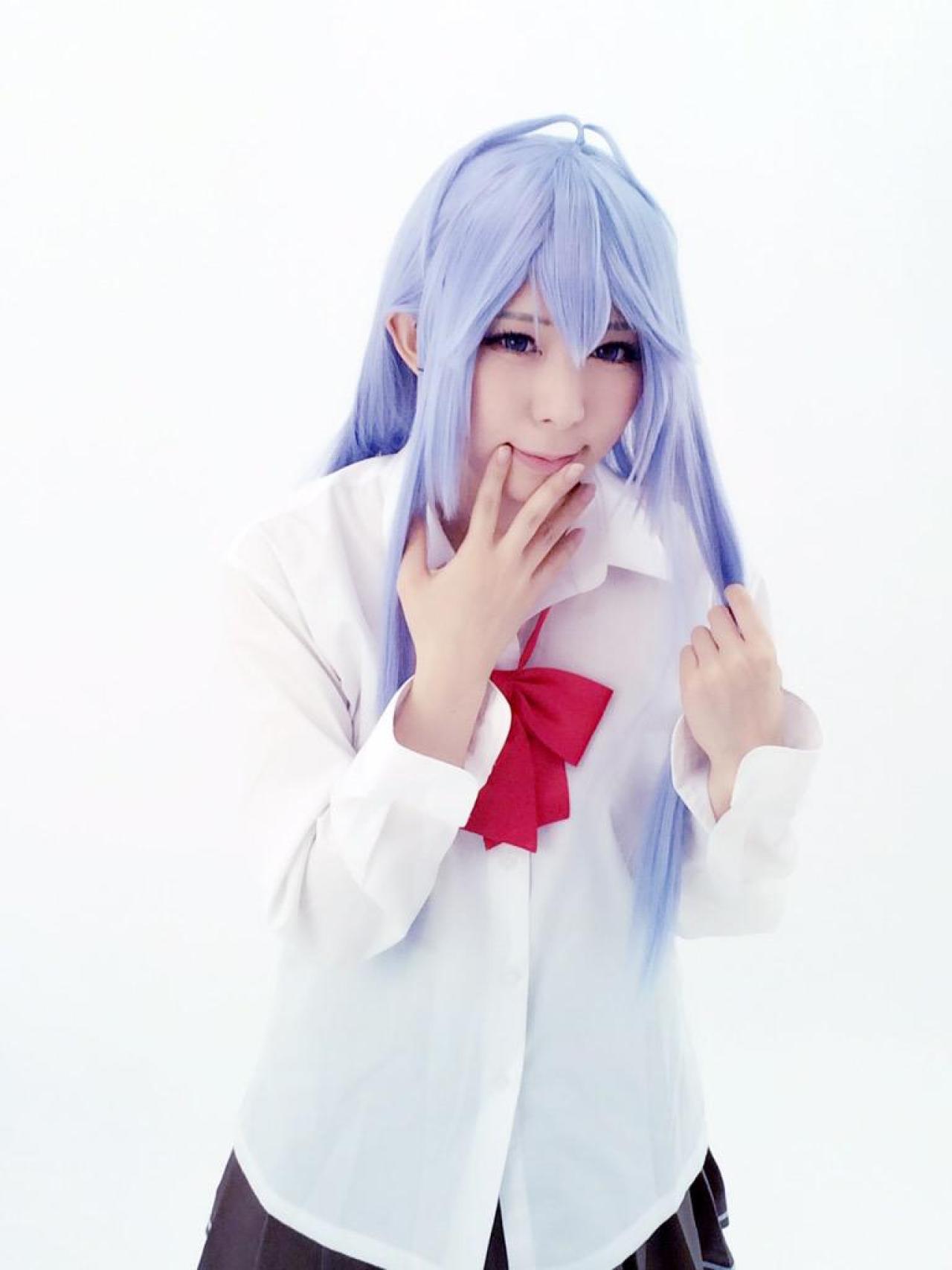 まゆふぁむ扮藤和艾莉欧右手拉着发梢，左手五指张开，贴着唇角