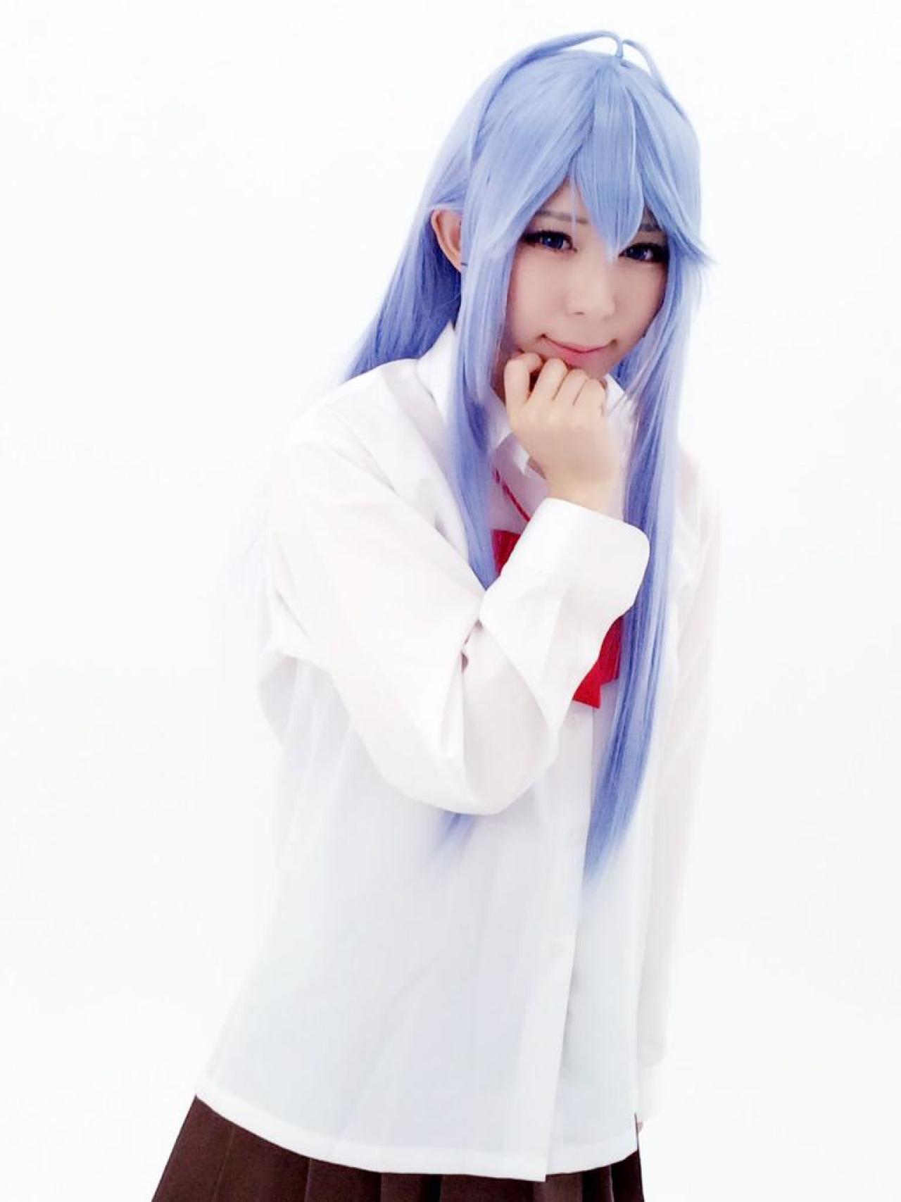 まゆふぁむ扮藤和艾莉欧右手半握拳，贴着下巴，站姿