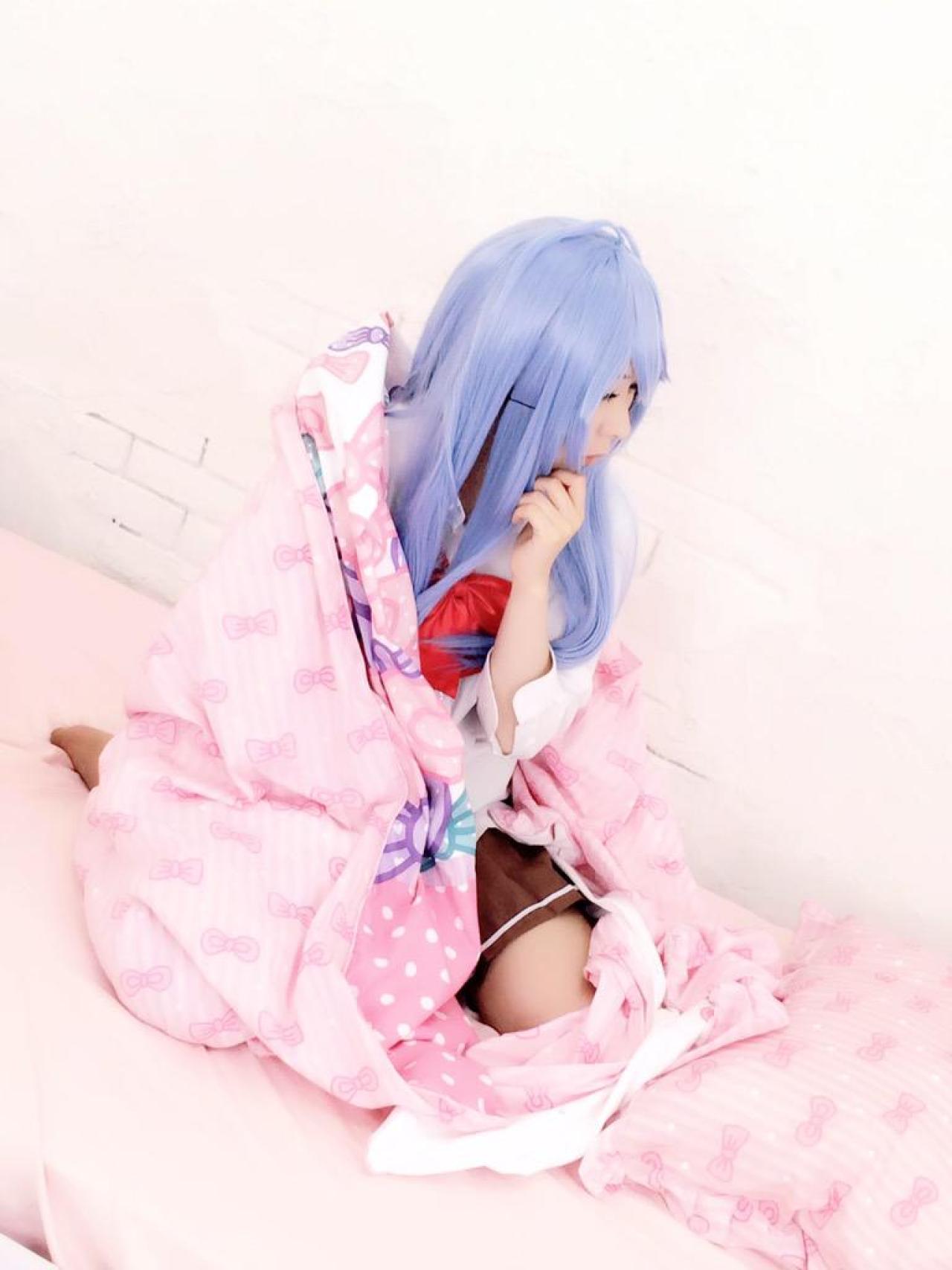 まゆふぁむ扮藤和艾莉欧跪在床上，裹着粉色被子，左手轻抚刘海儿的侧脸