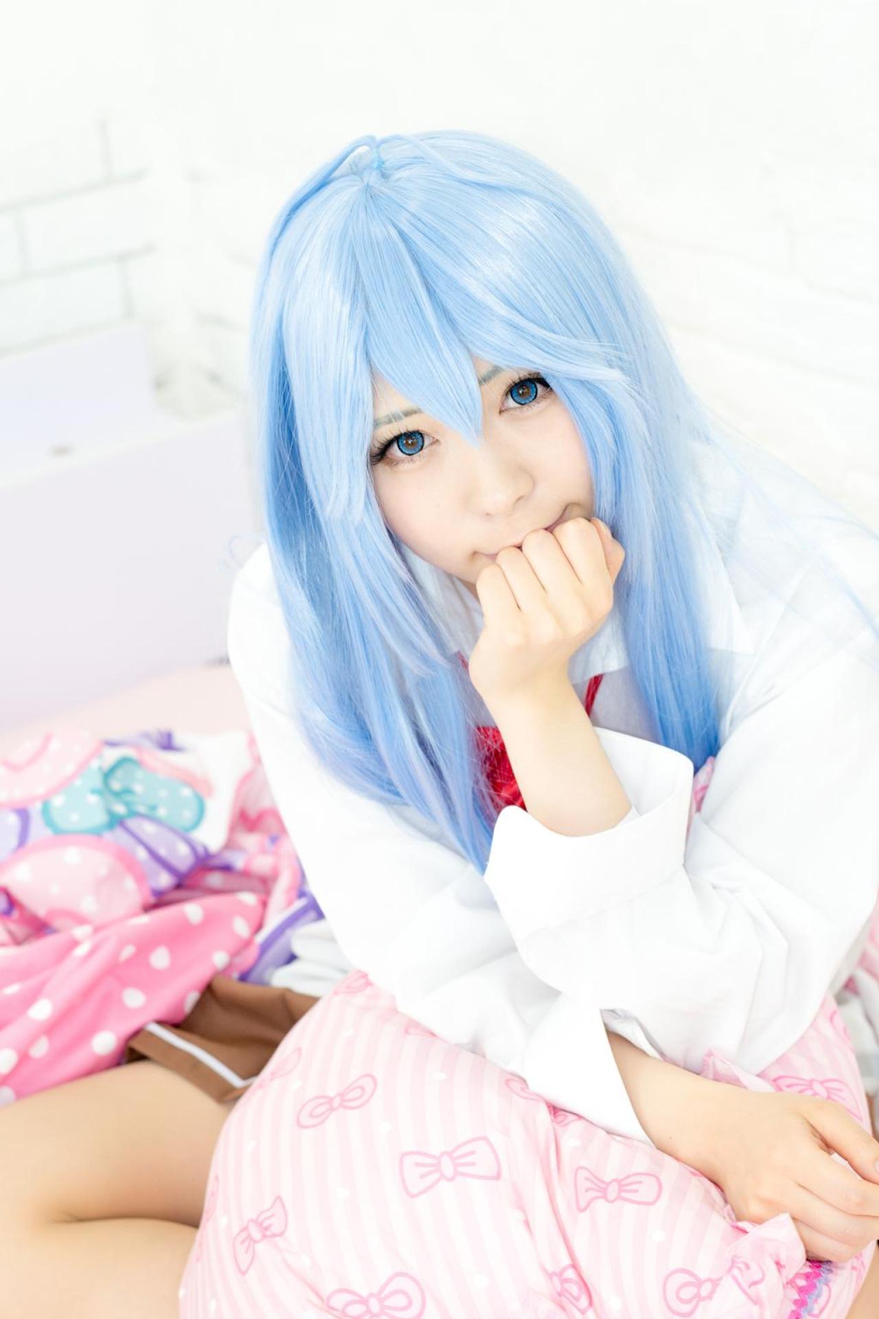 まゆふぁむ扮藤和艾莉欧盘腿坐在床上，左手轻扶下巴，右手搭在枕头上