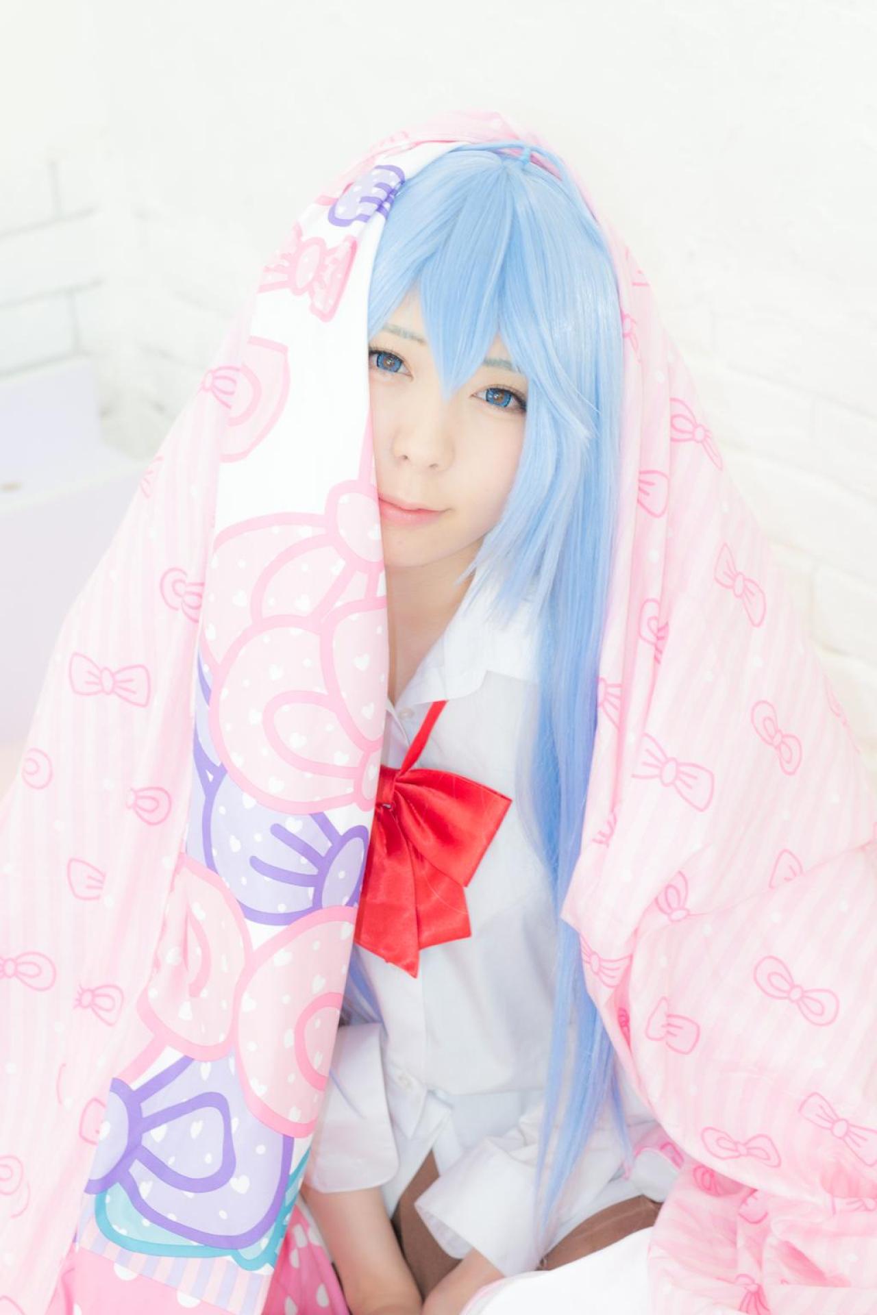 まゆふぁむ扮藤和艾莉欧披着红色的杯子坐在床上