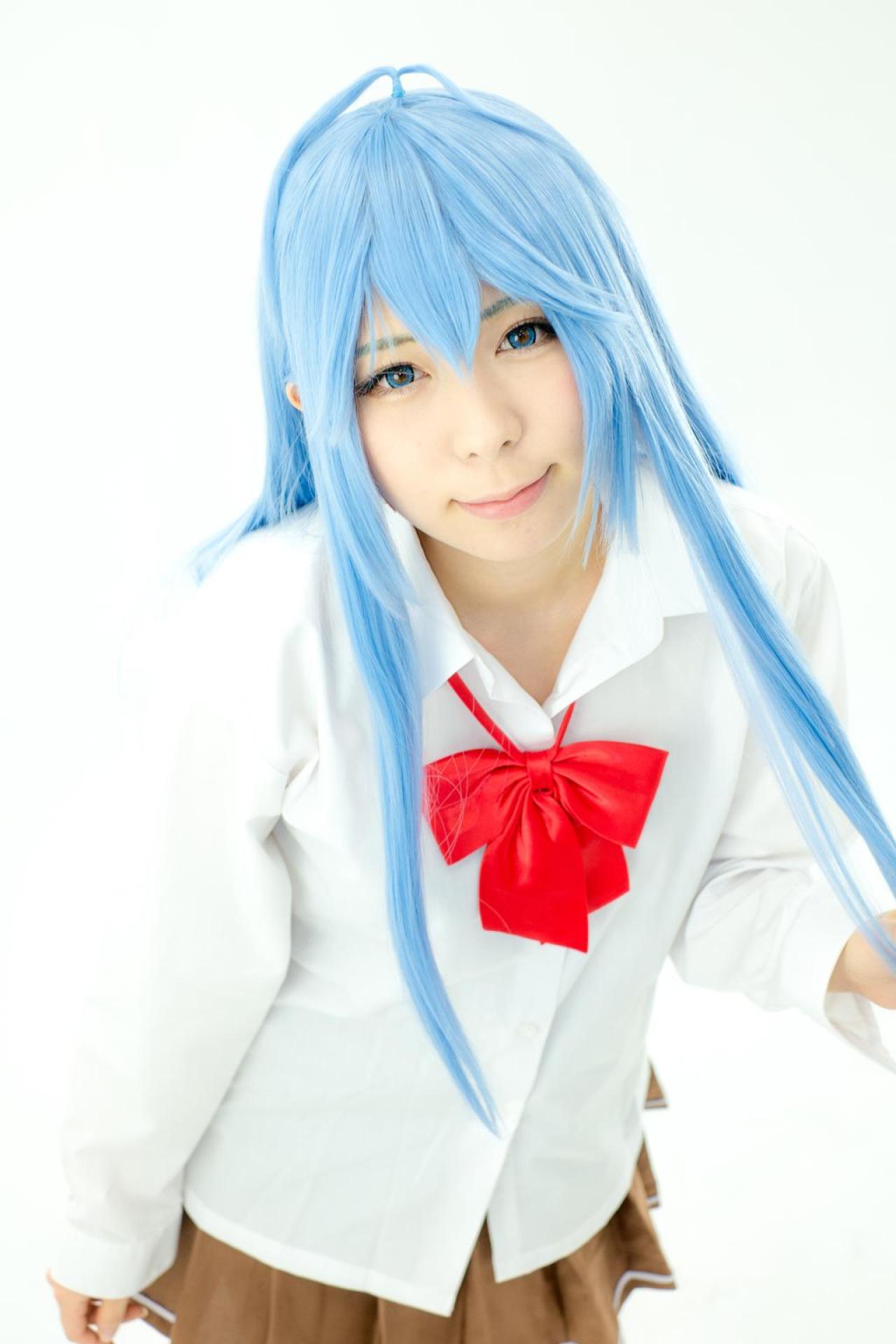 まゆふぁむ扮藤和艾莉欧左手拉着发梢站姿