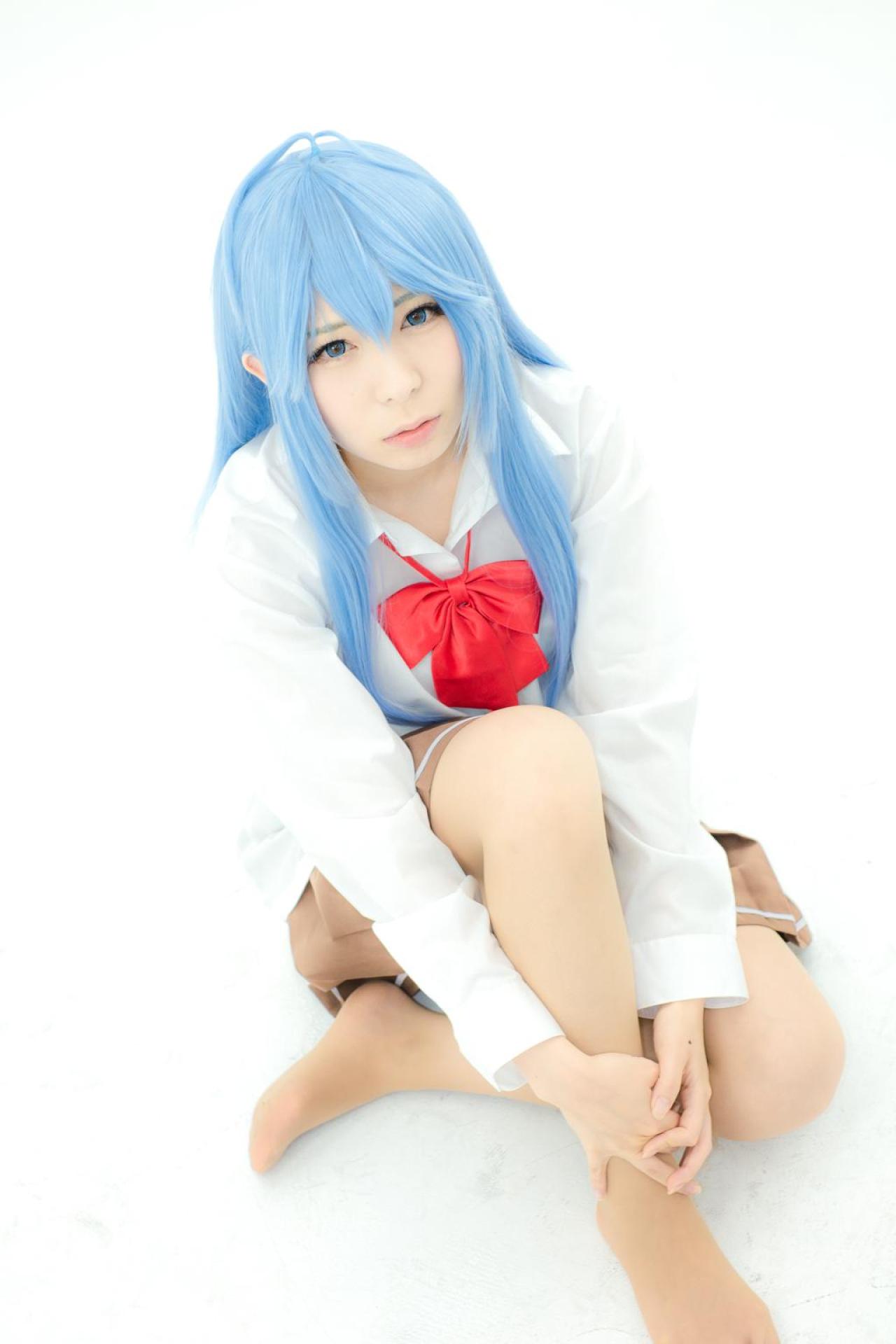 まゆふぁむ扮藤和艾莉欧双手怀抱右腿，坐在地上，右倾头部