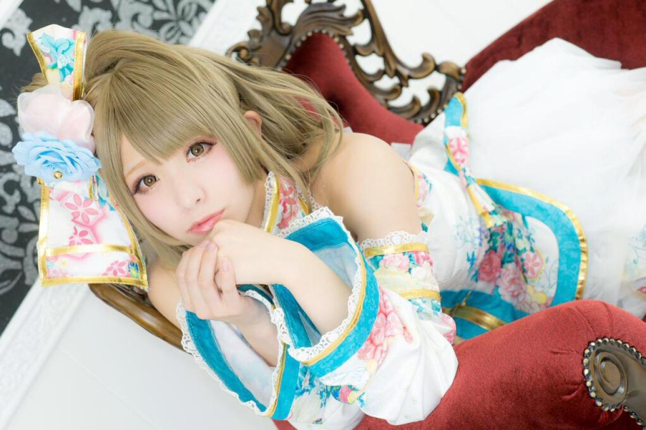 茉夏扮南小鸟扒在宫廷椅上 横幅